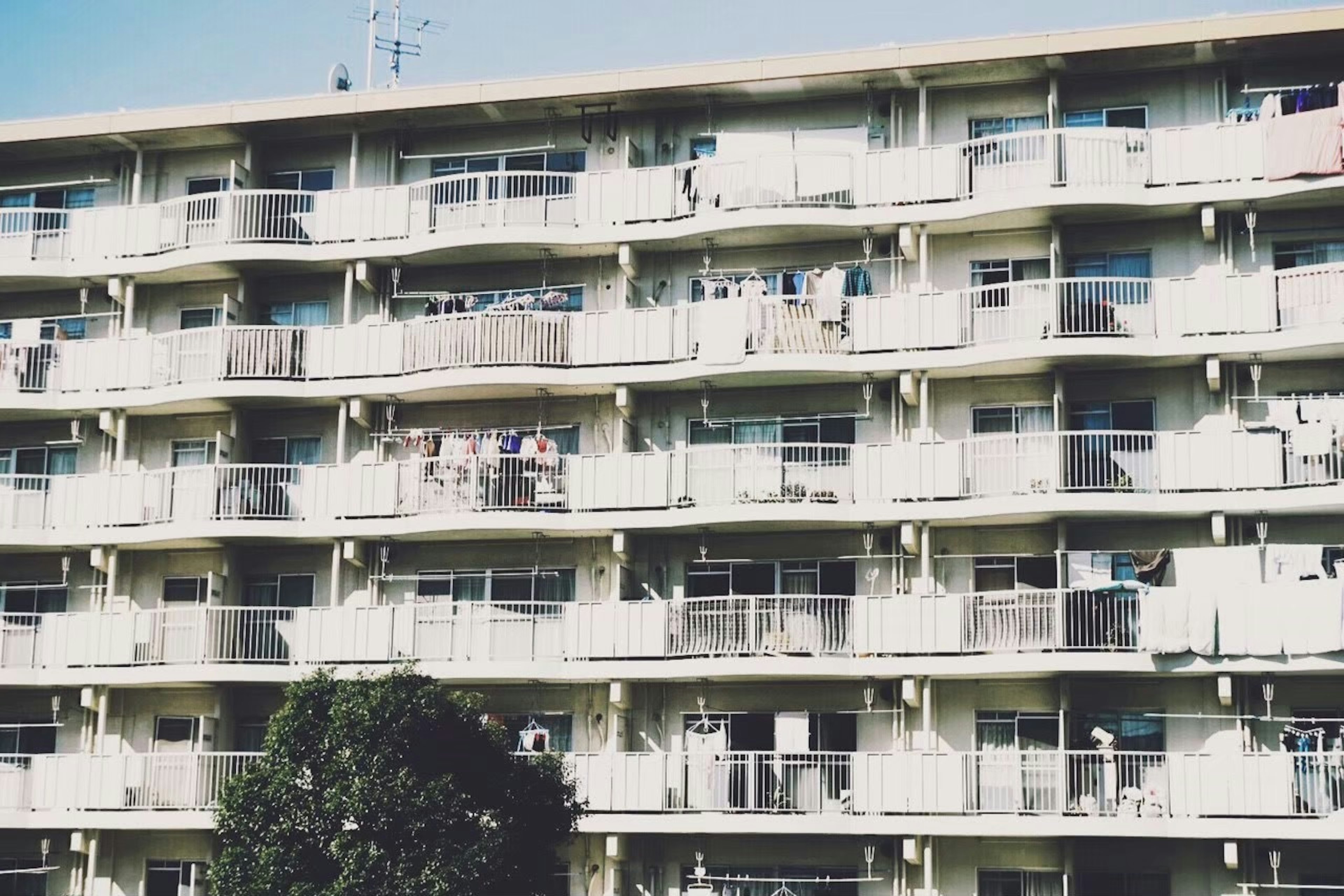 Vue extérieure d'un immeuble avec du linge suspendu sur les balcons