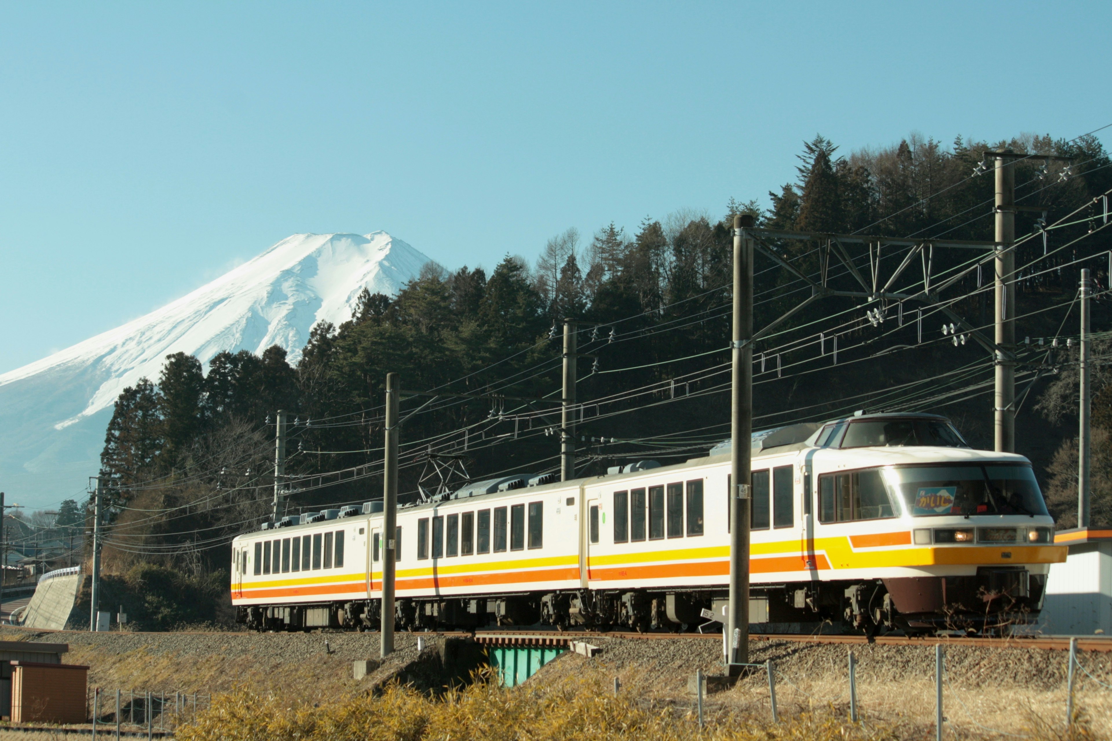 Kereta yang melintas dengan Gunung Fuji di latar belakang