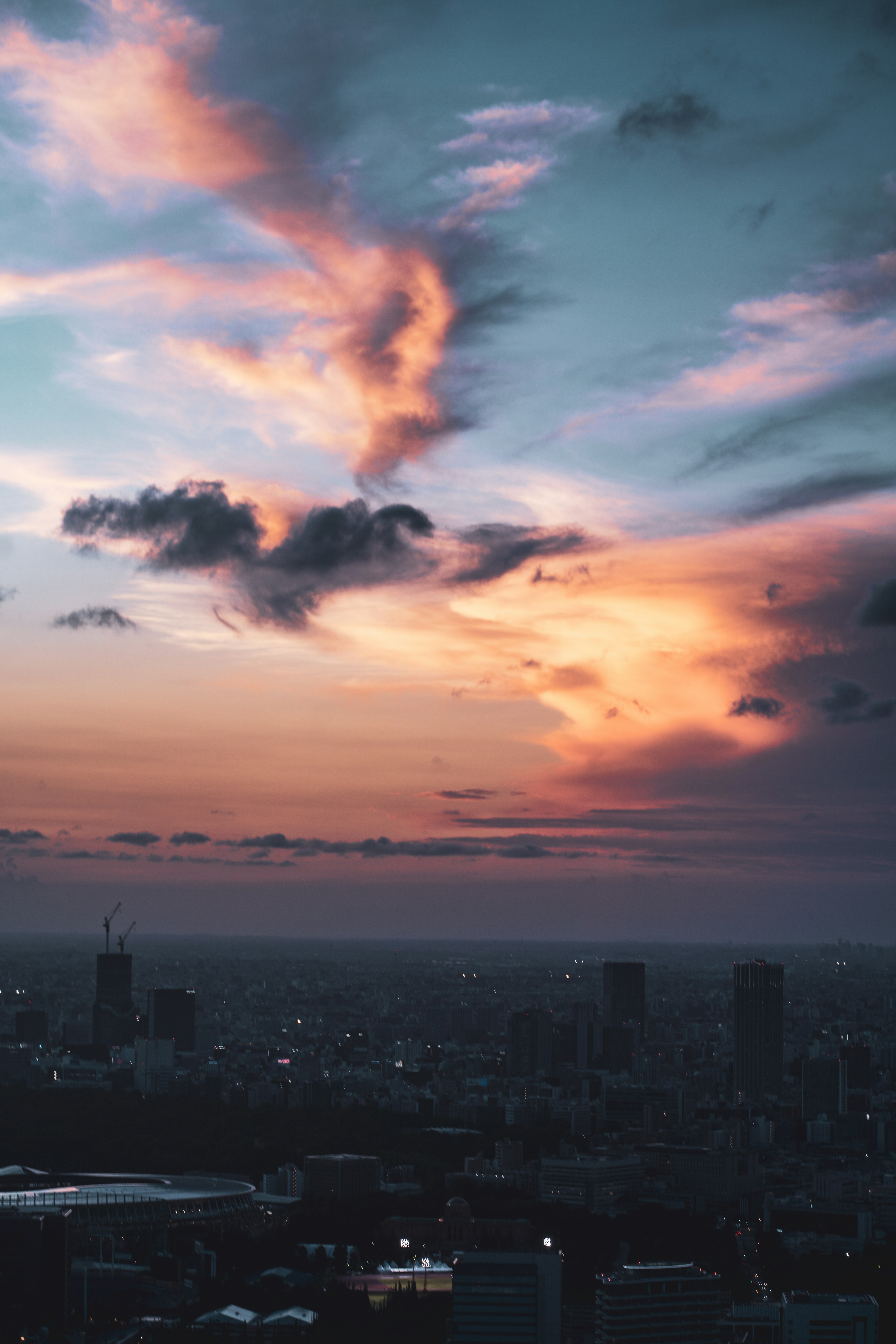 美しい夕焼けの空と雲が広がる都市の景色