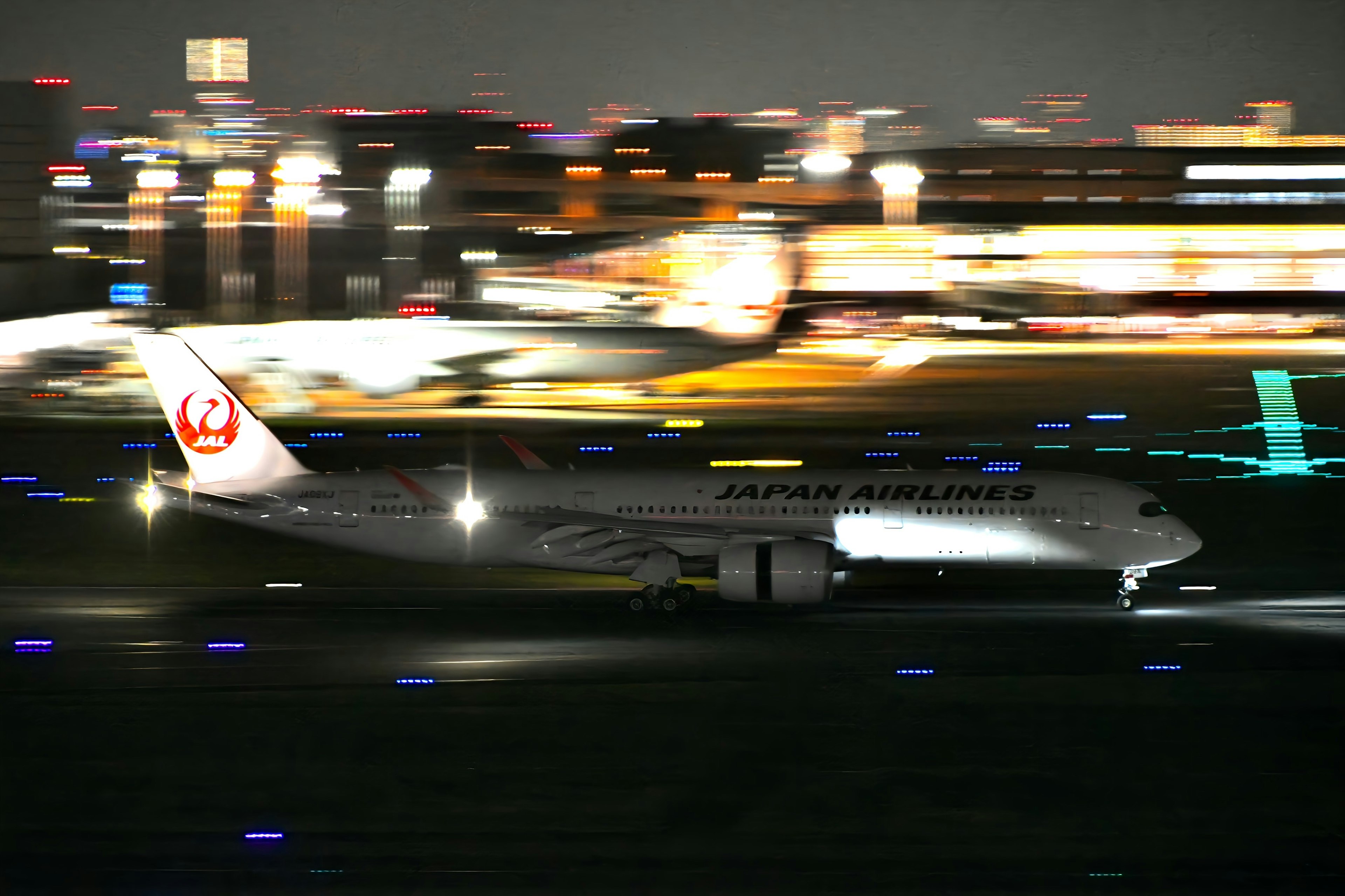 夜间起飞的日本航空飞机的图像