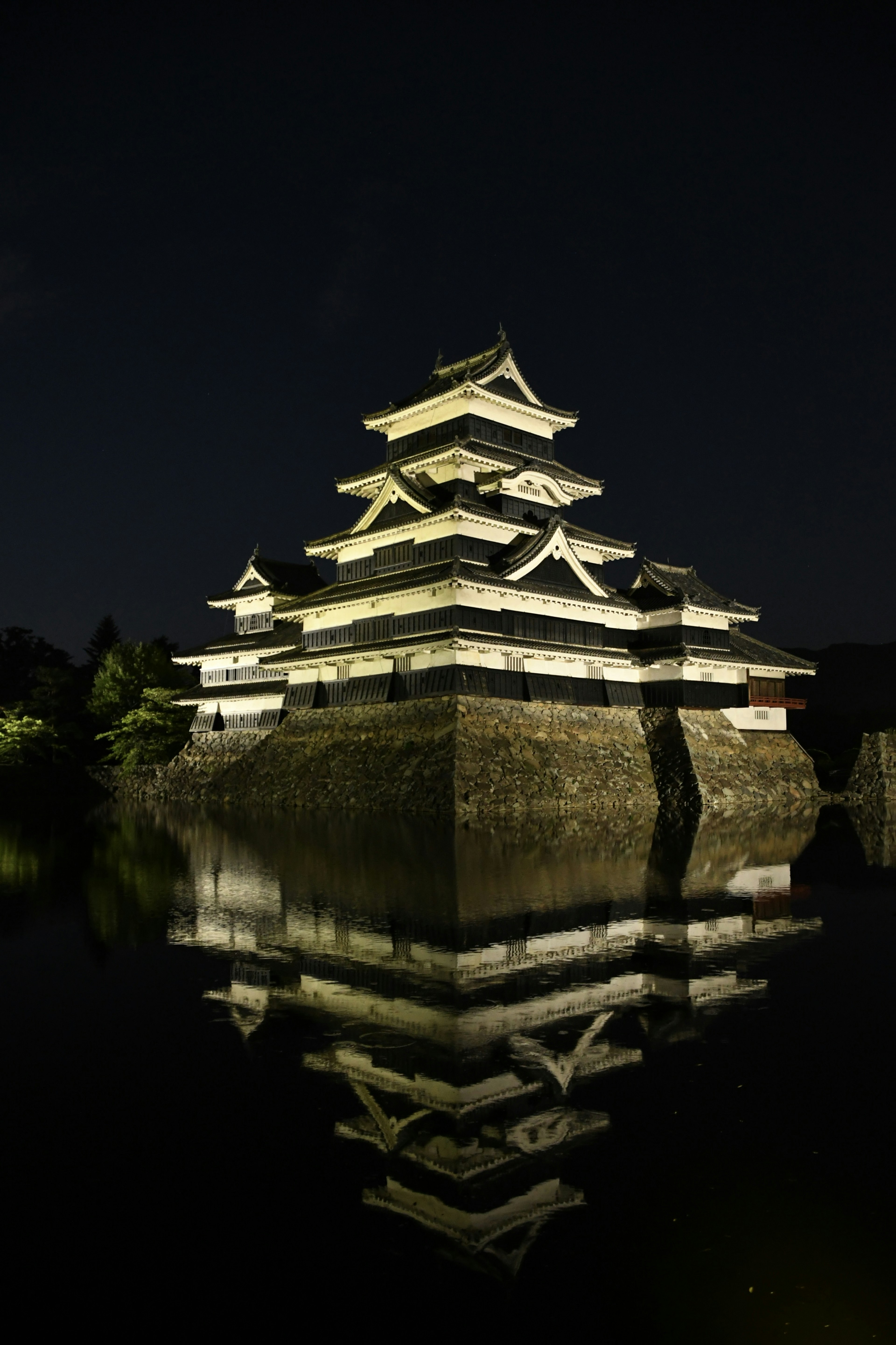 Refleksi indah Kastil Matsumoto yang diterangi di malam hari