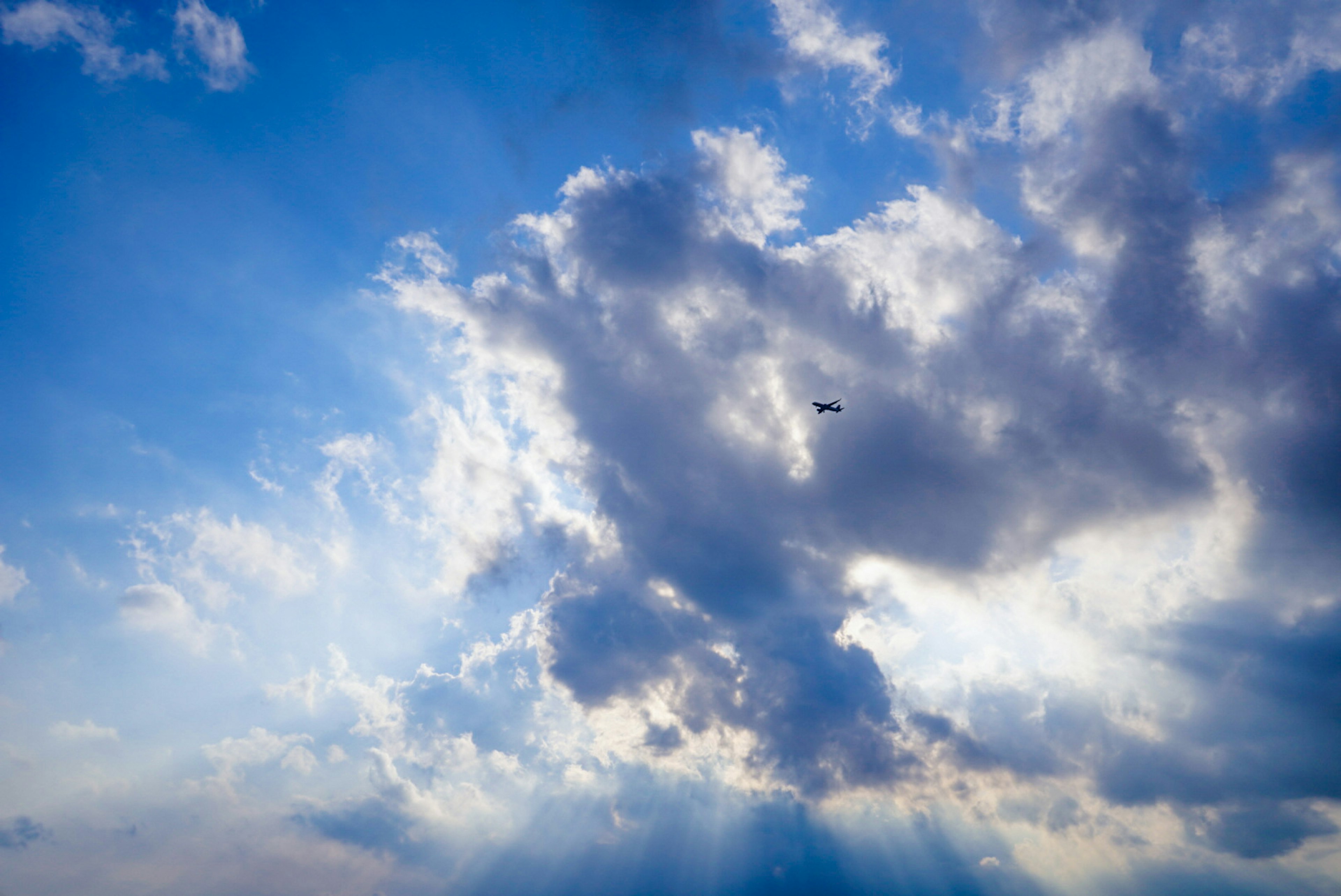 Blauer Himmel mit weißen Wolken und Lichtstrahlen