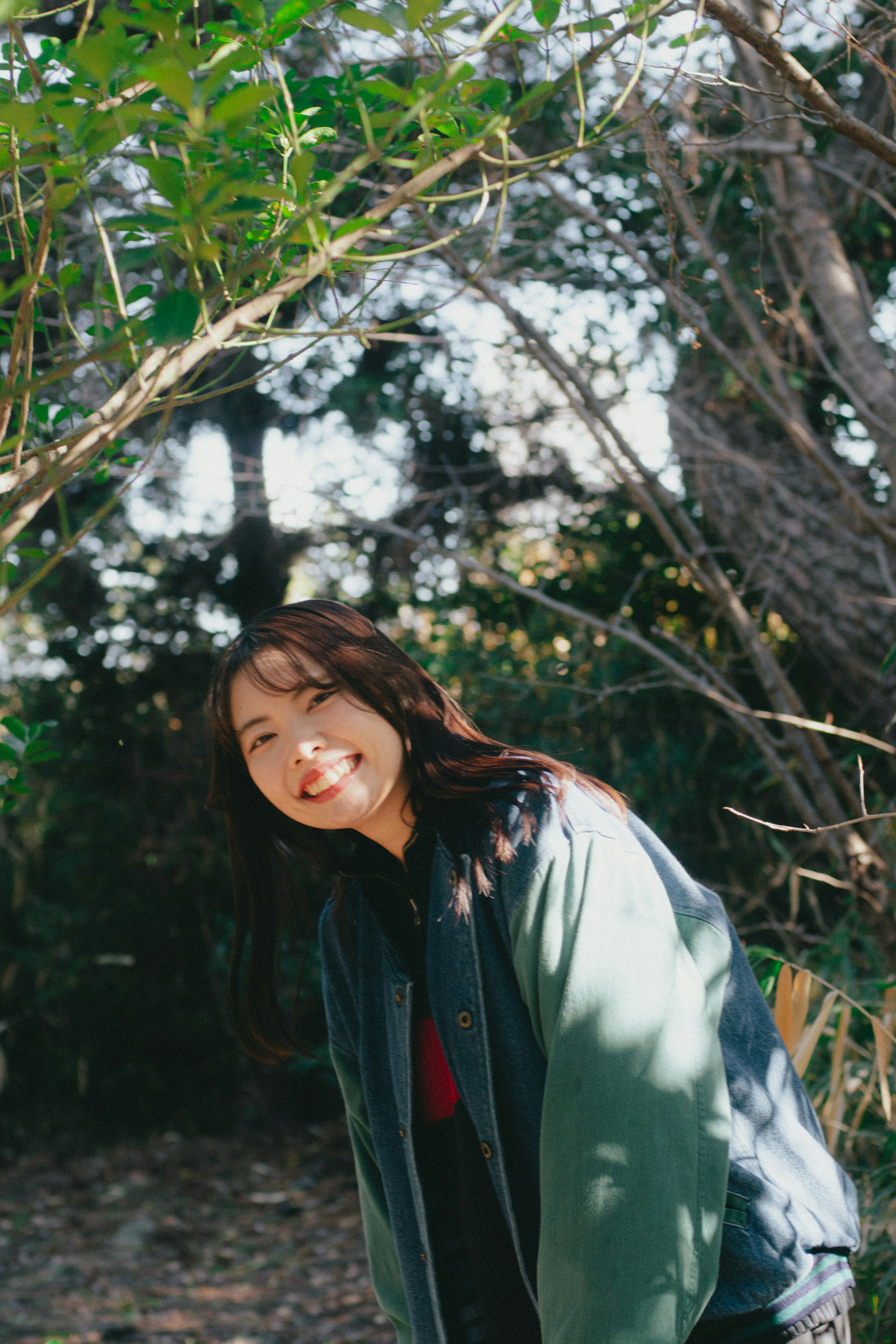 Retrato de una mujer sonriendo en la naturaleza