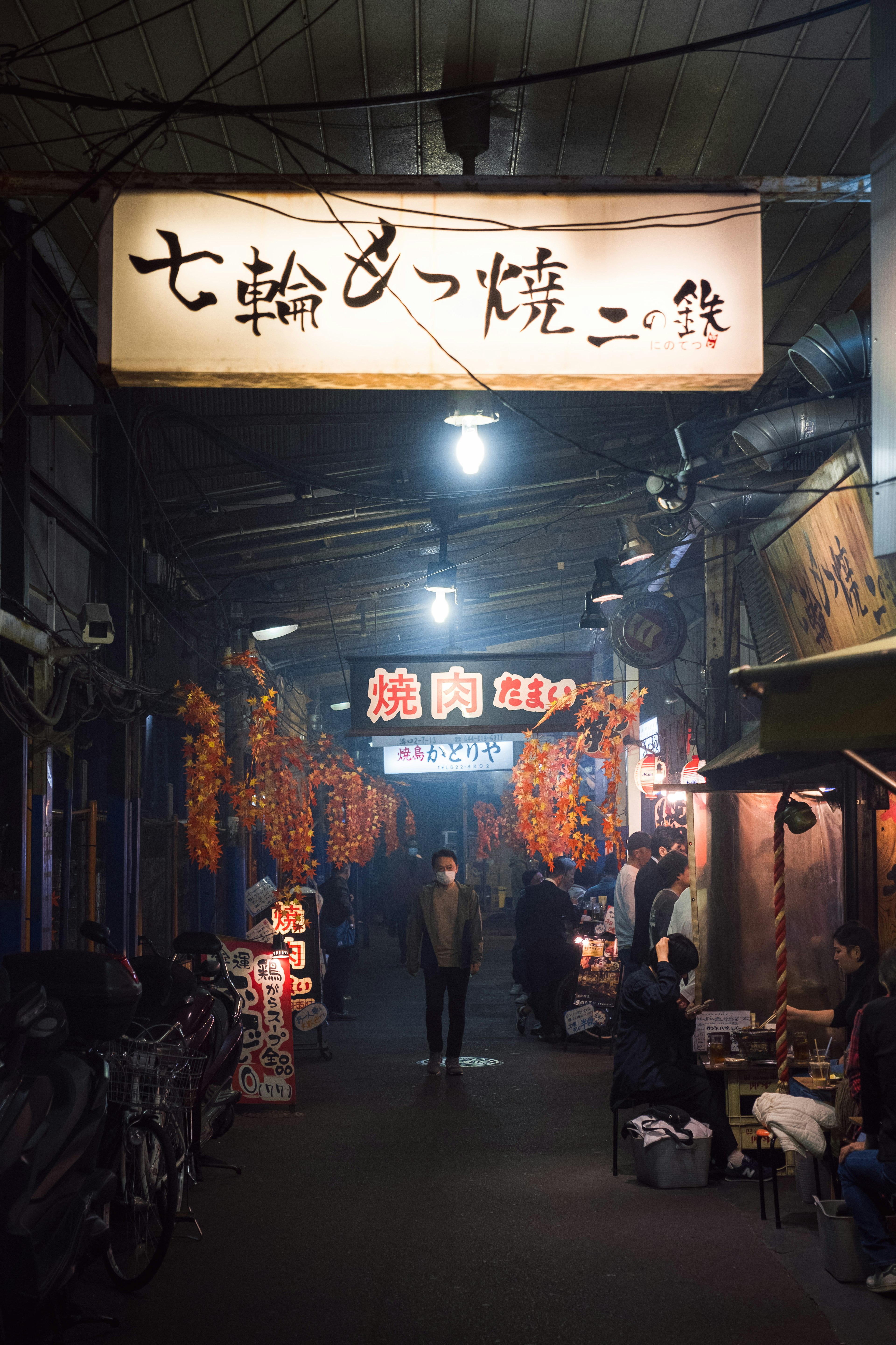 Scène de marché de nuit avec un éclairage magnifique présentant des stands de nourriture