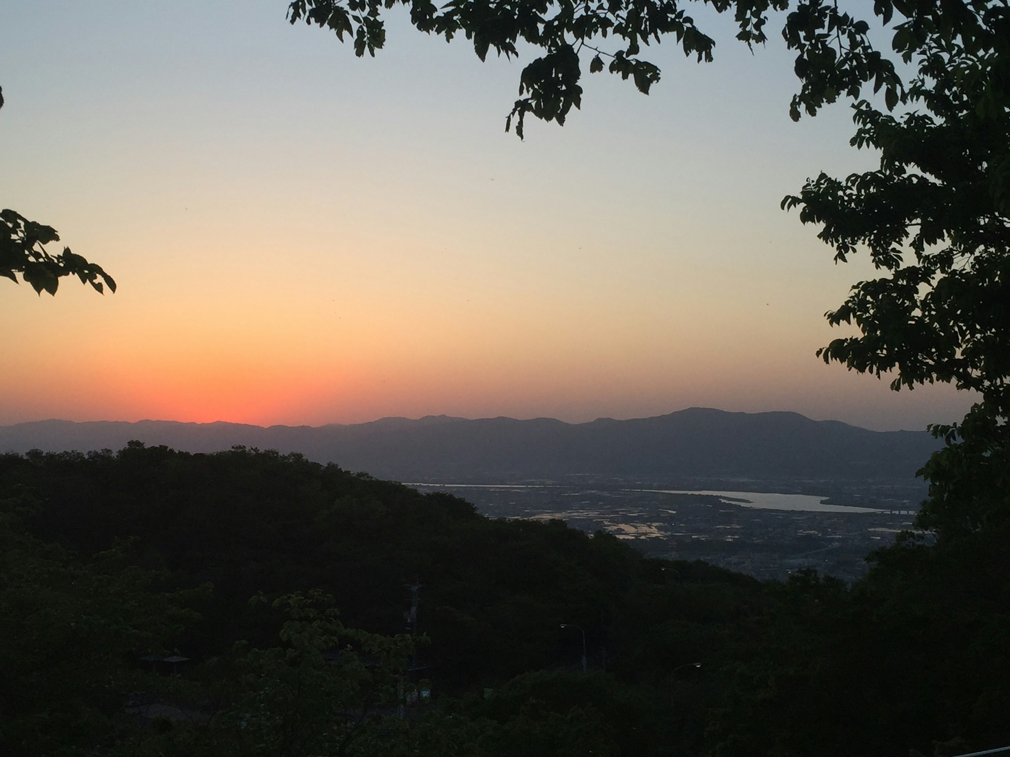 美丽的日落景色和山脉的轮廓