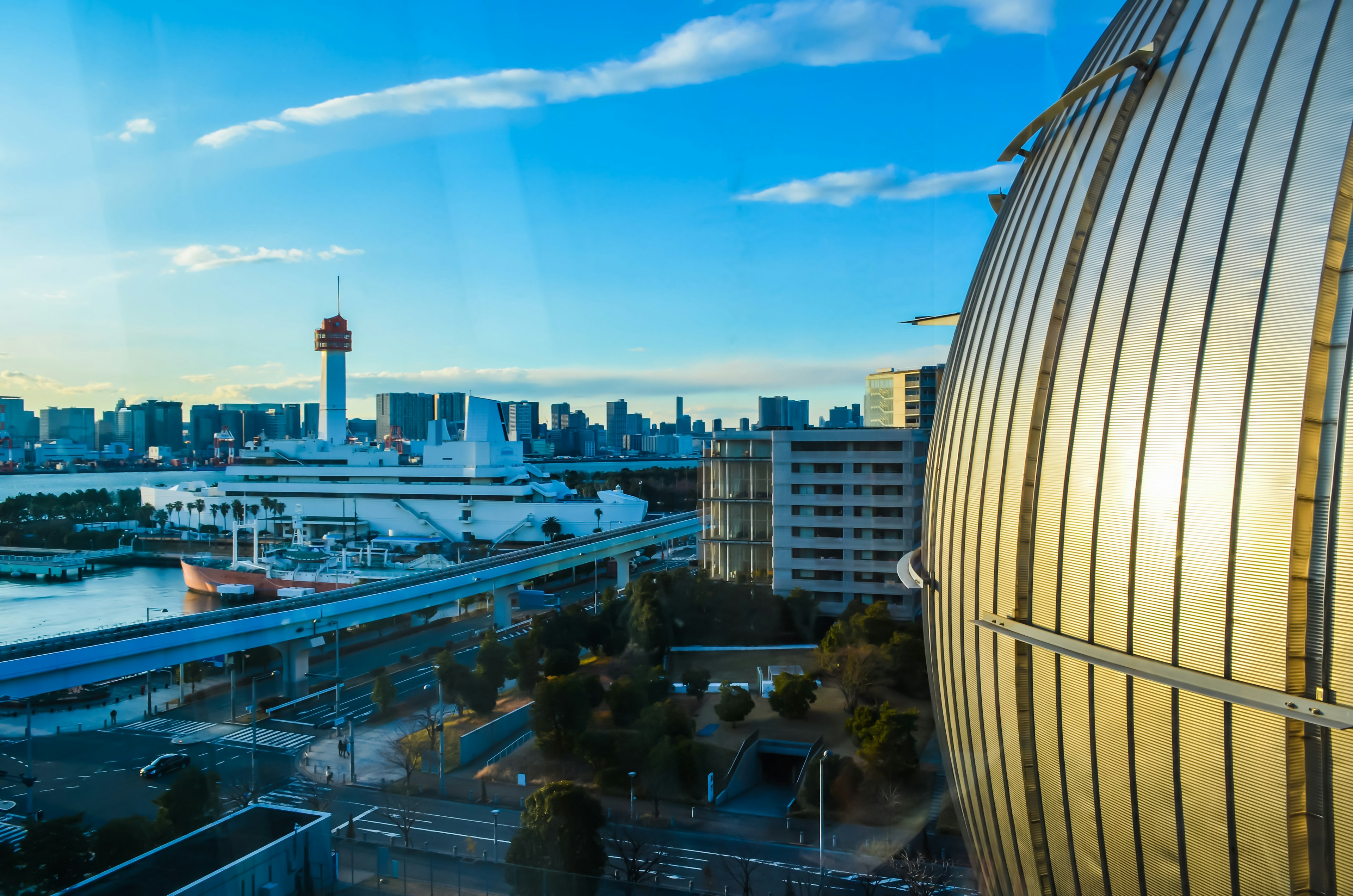 港の景色と近代的な建物が見える風景