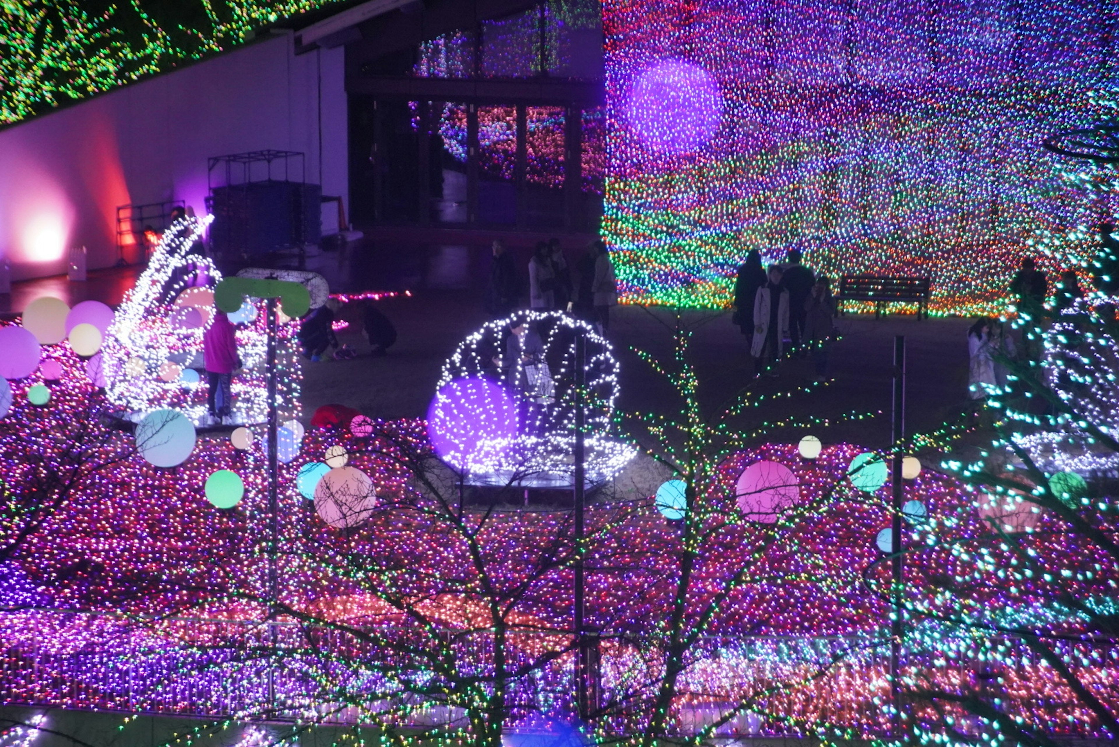 Scène de jardin illuminé coloré avec diverses décorations lumineuses