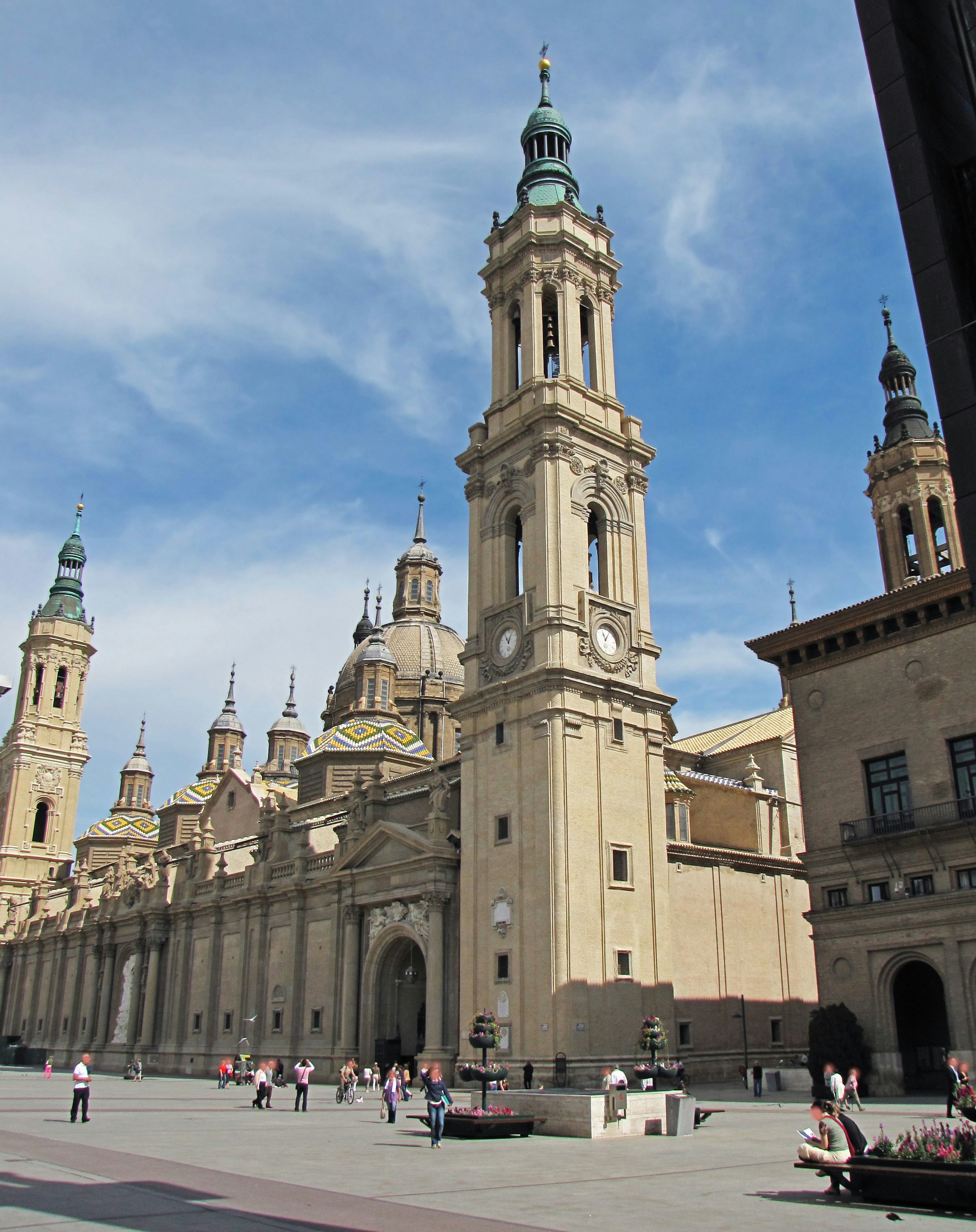 Una vista spettacolare di una piazza con alte strutture architettoniche sotto un cielo blu