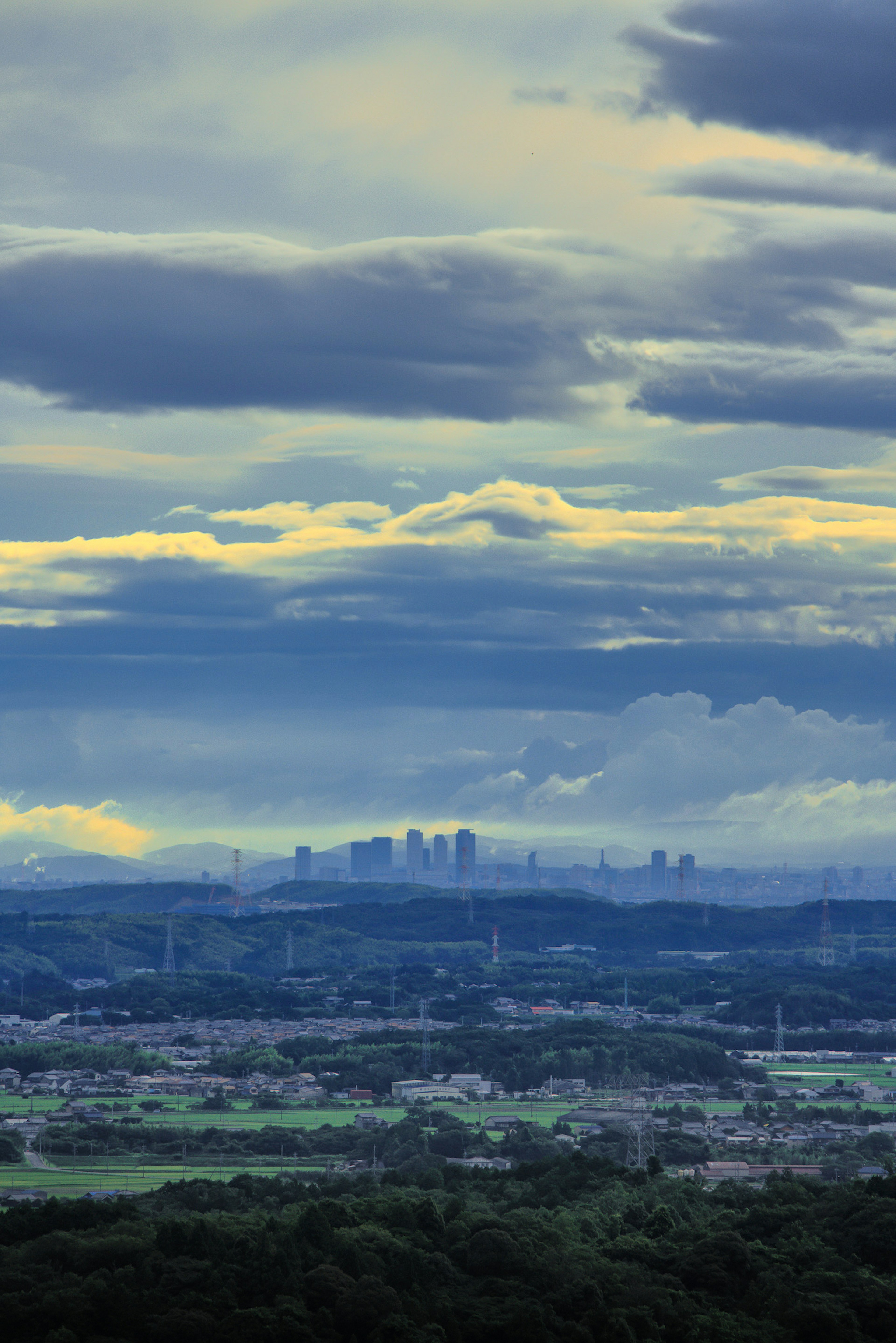 雲に覆われた空の下に広がる都市の景色