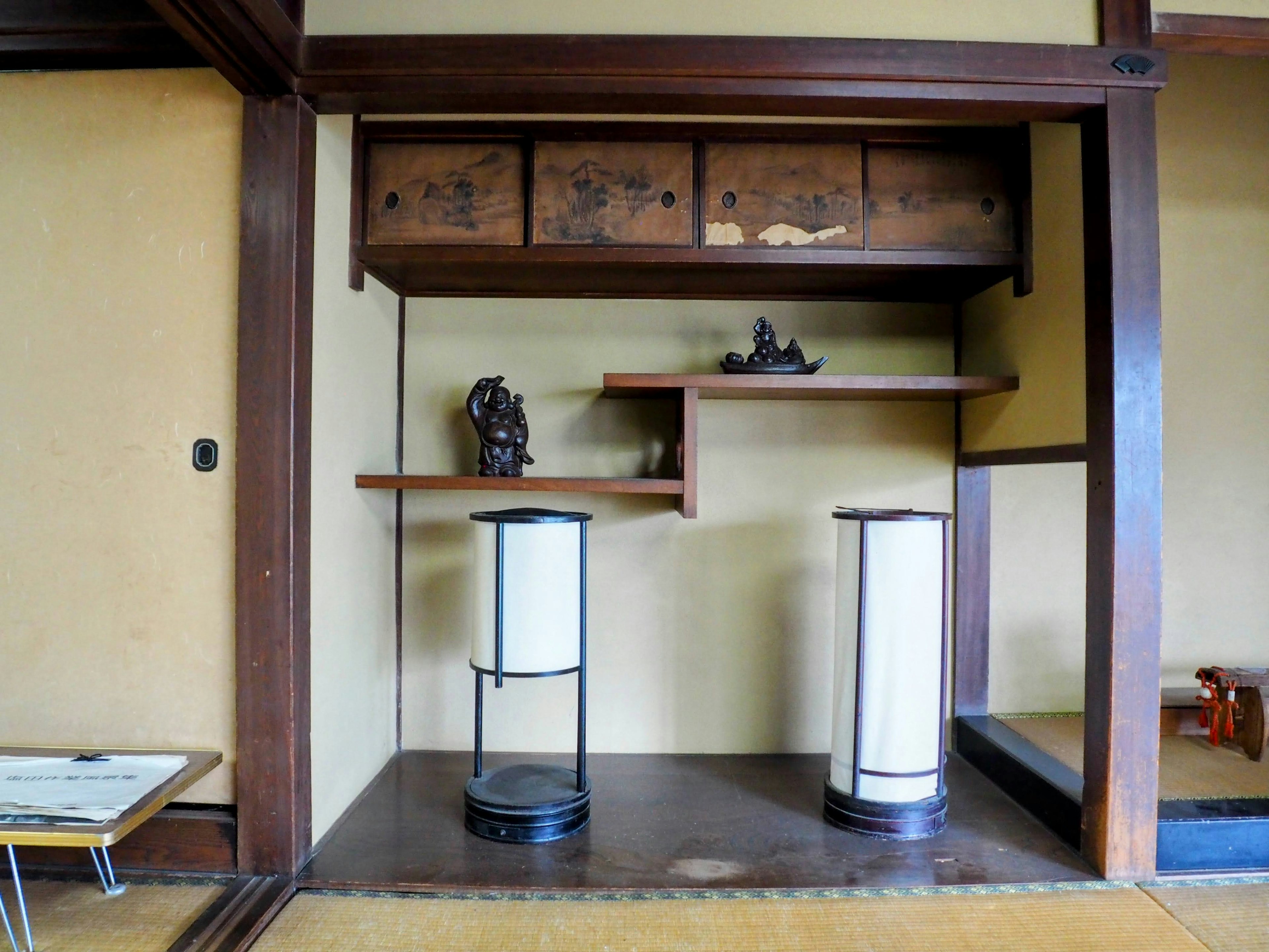 Interior de una habitación de estilo japonés con estantes de madera y objetos decorativos