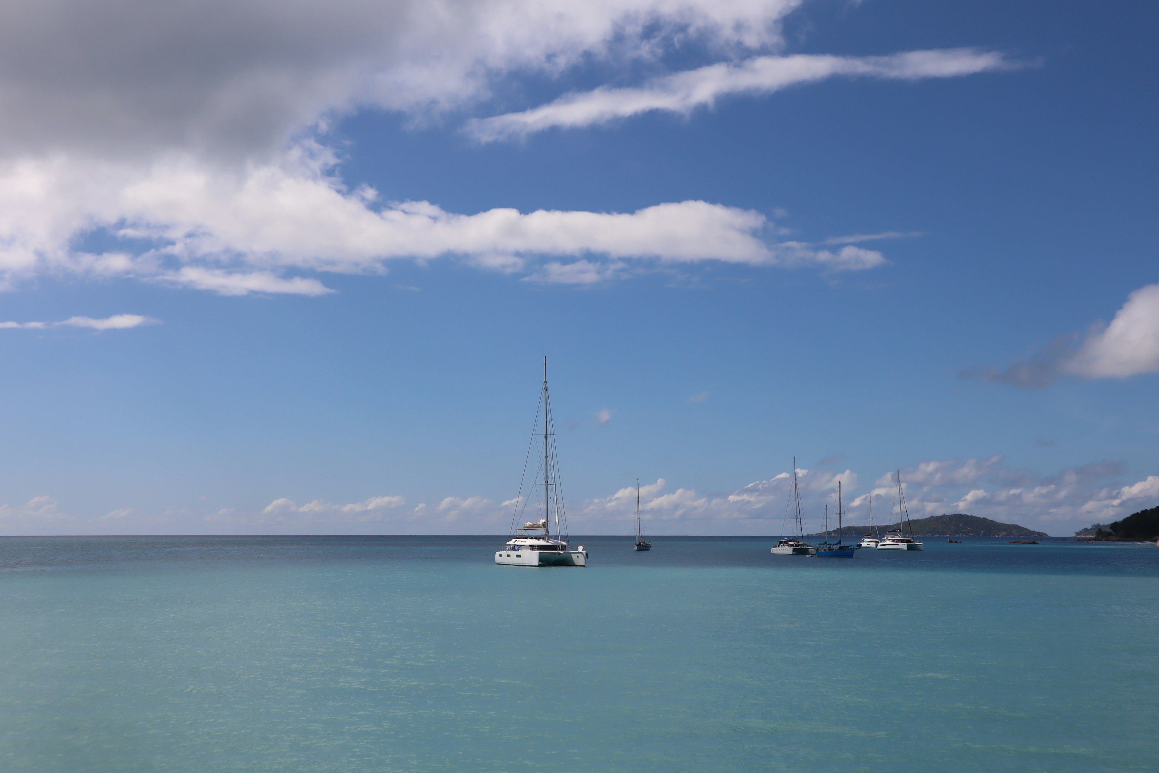 Yachten im türkisfarbenen Meer unter einem blauen Himmel