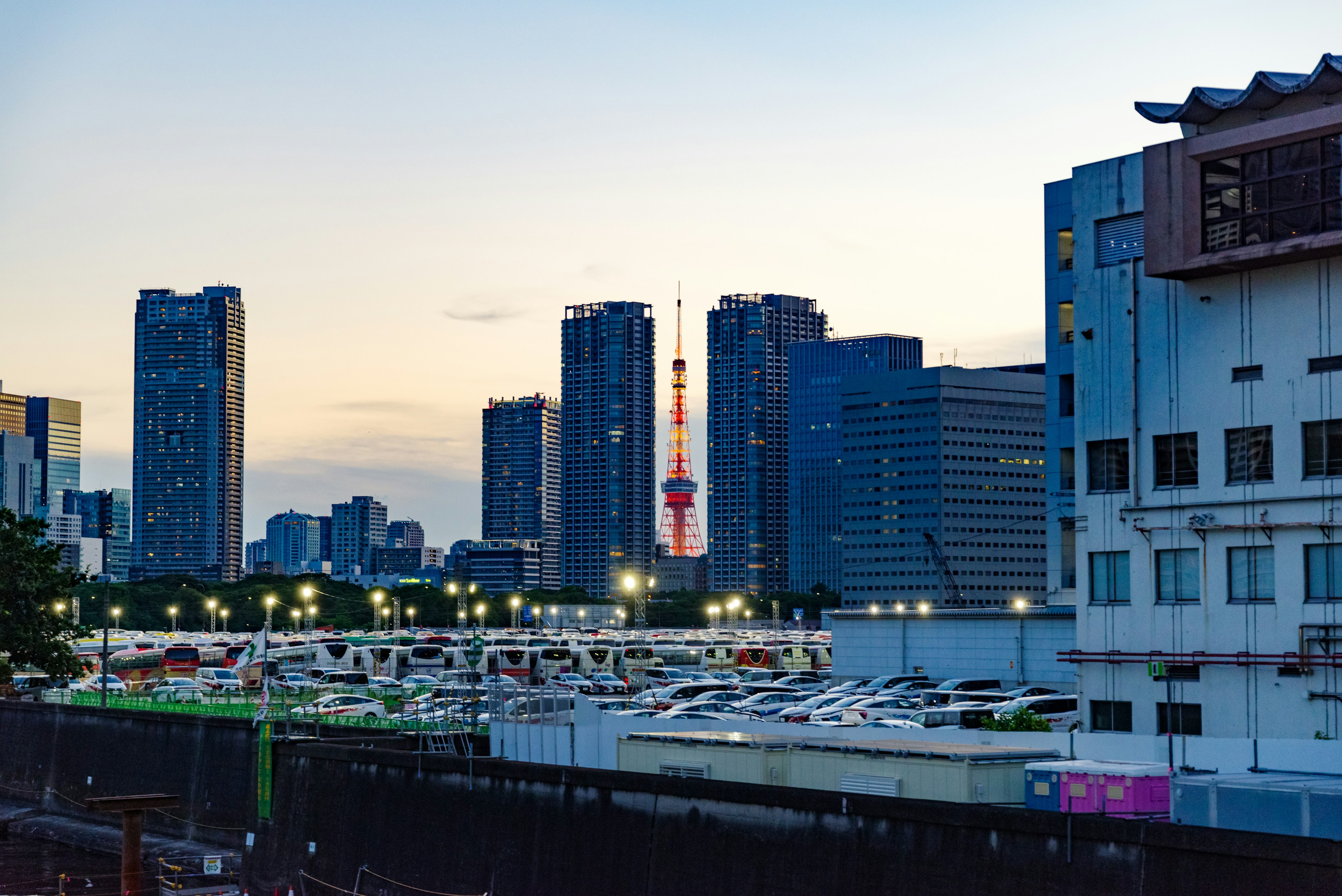 東京塔在黃昏城市天際線中可見