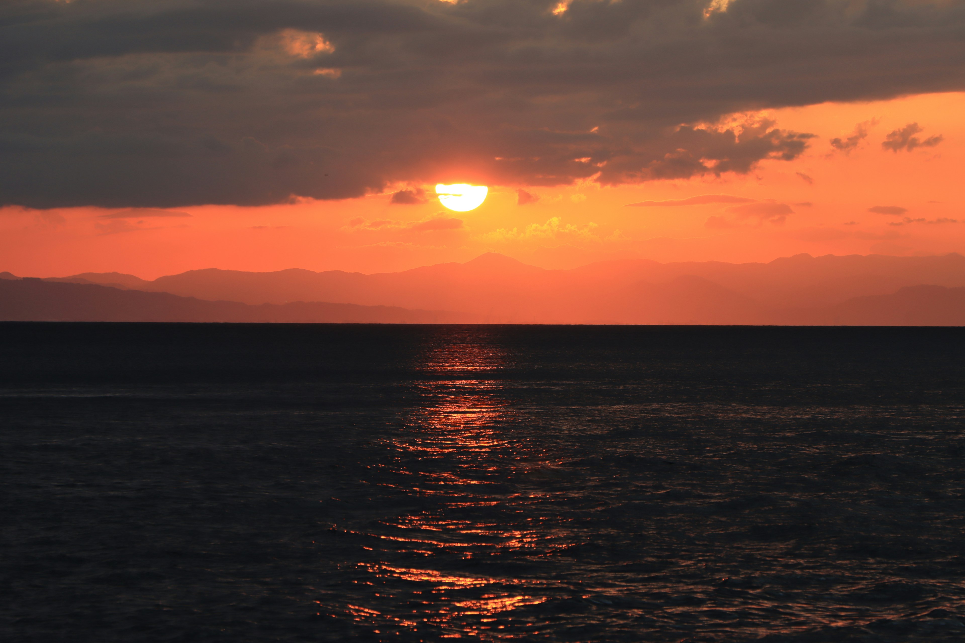 Bellissimo scenario del tramonto sull'oceano