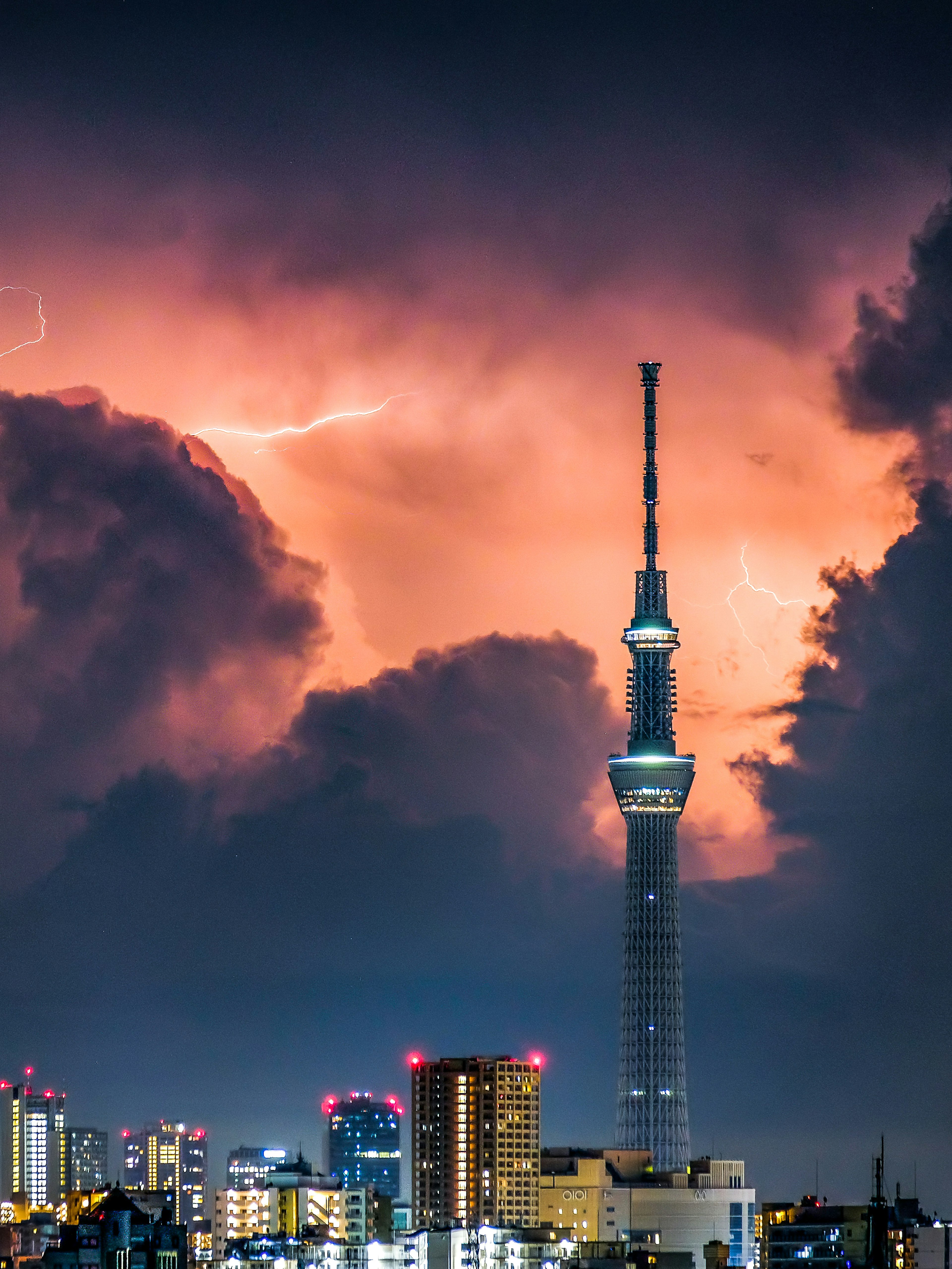 東京スカイツリーと雷が光る夕空の風景