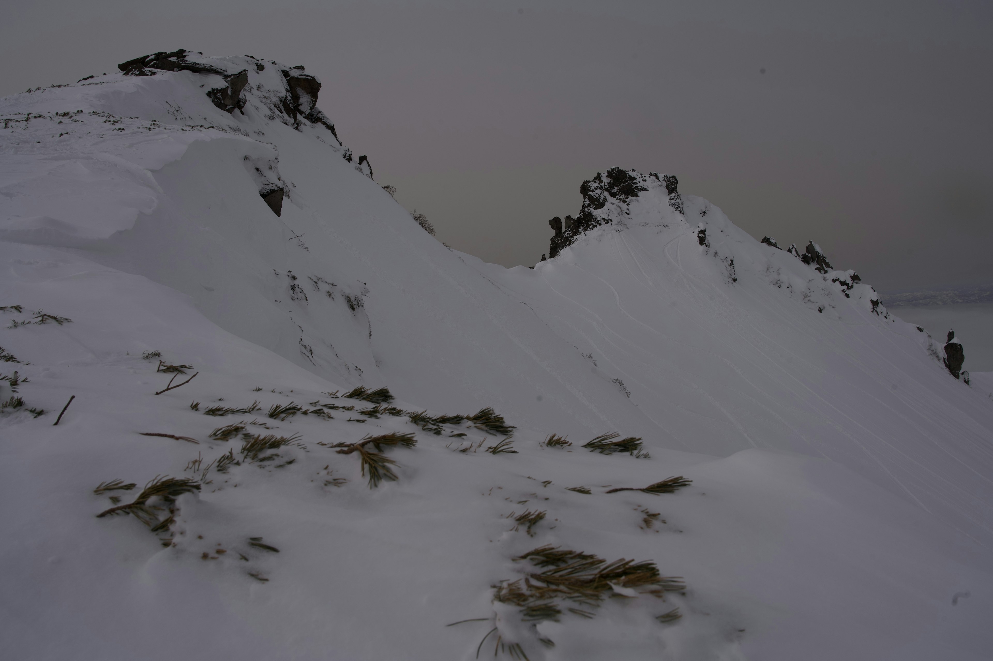 Schneebedeckte Berglandschaft mit dunklen Wolken