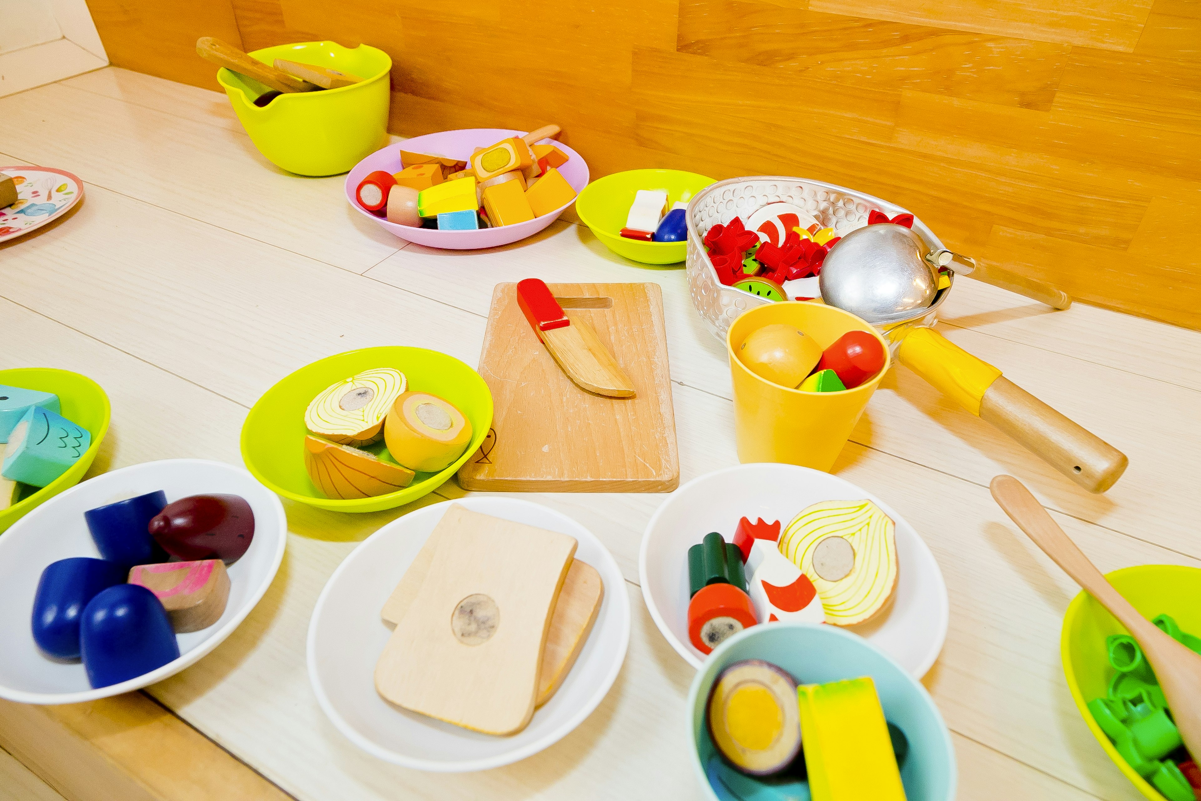 カラフルな食材の玩具が散らばったテーブルの上の様子