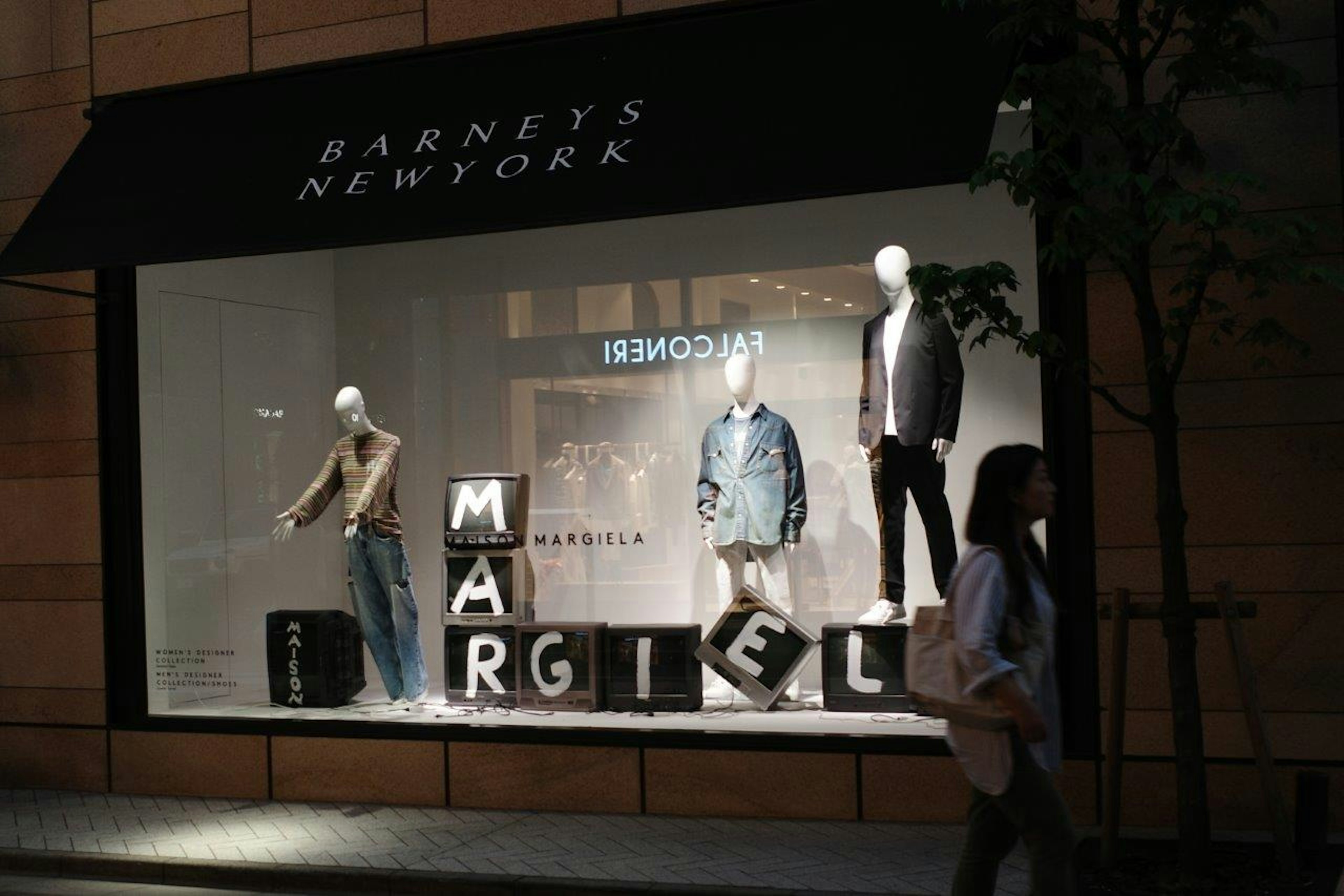 Etalase Barneys New York dengan manekin dan logo Margiela