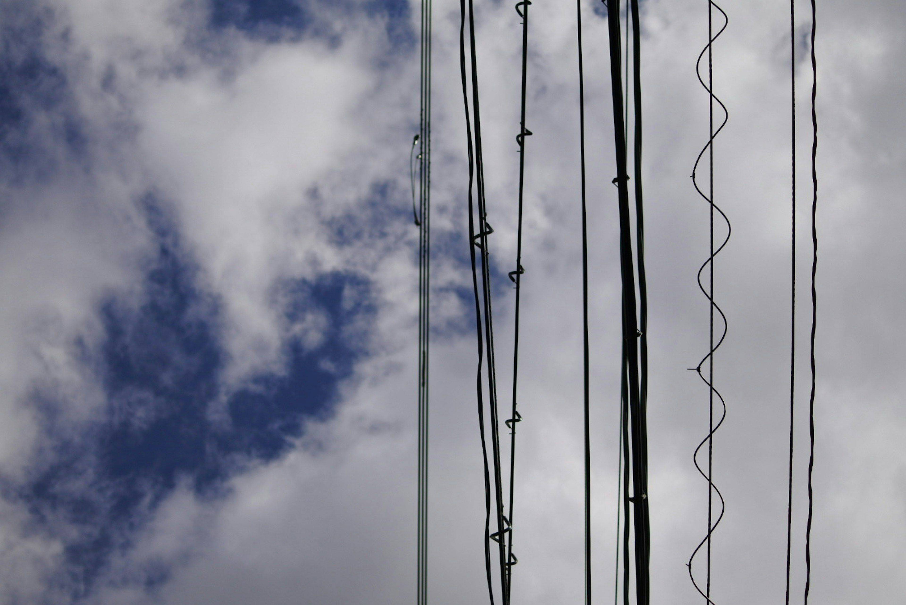 Himmel mit sich kreuzenden Stromleitungen