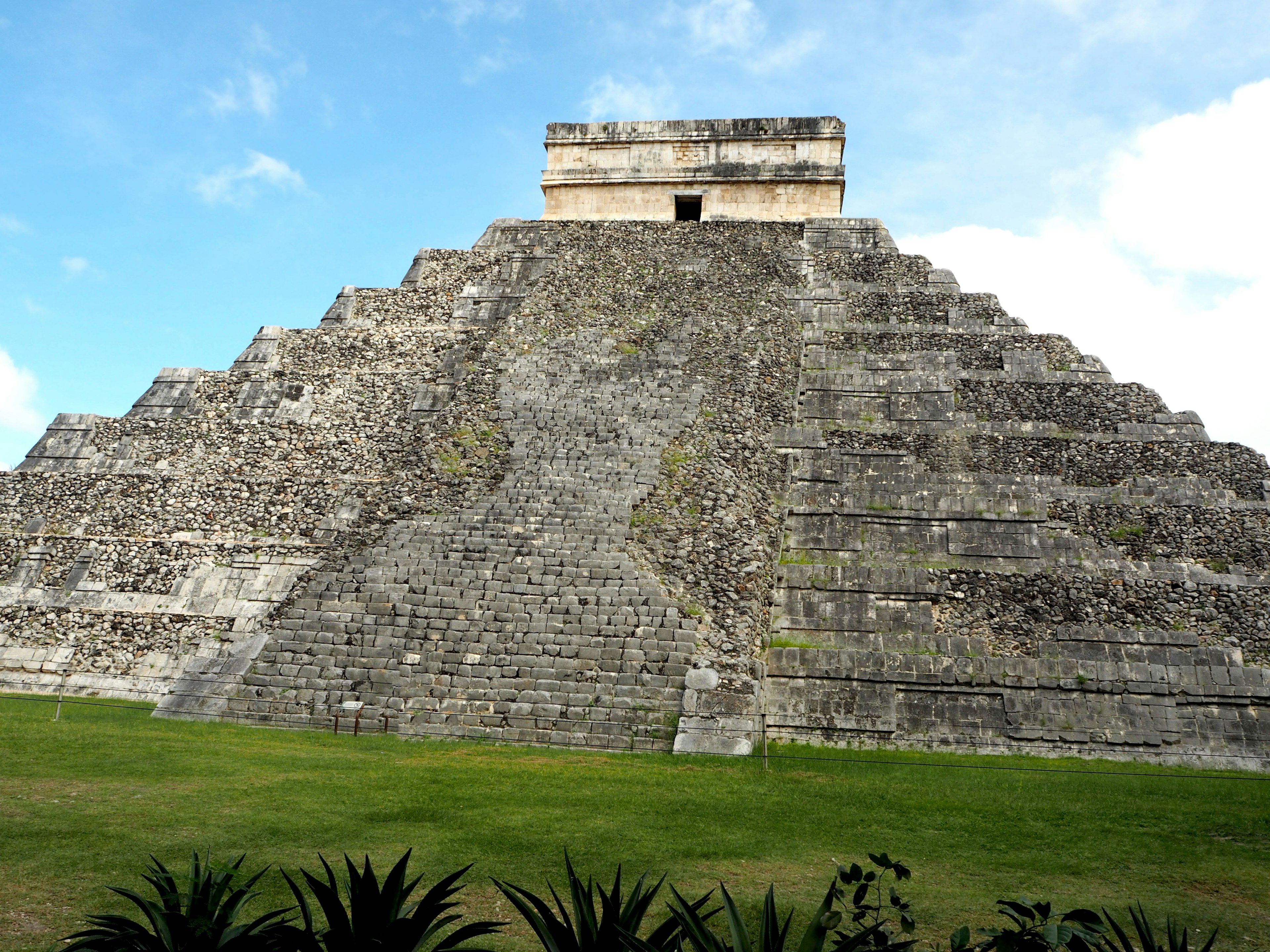 Majestätische Pyramide von Chichen Itza bekannt als El Castillo mit steilen Treppen und üppiger grüner Umgebung