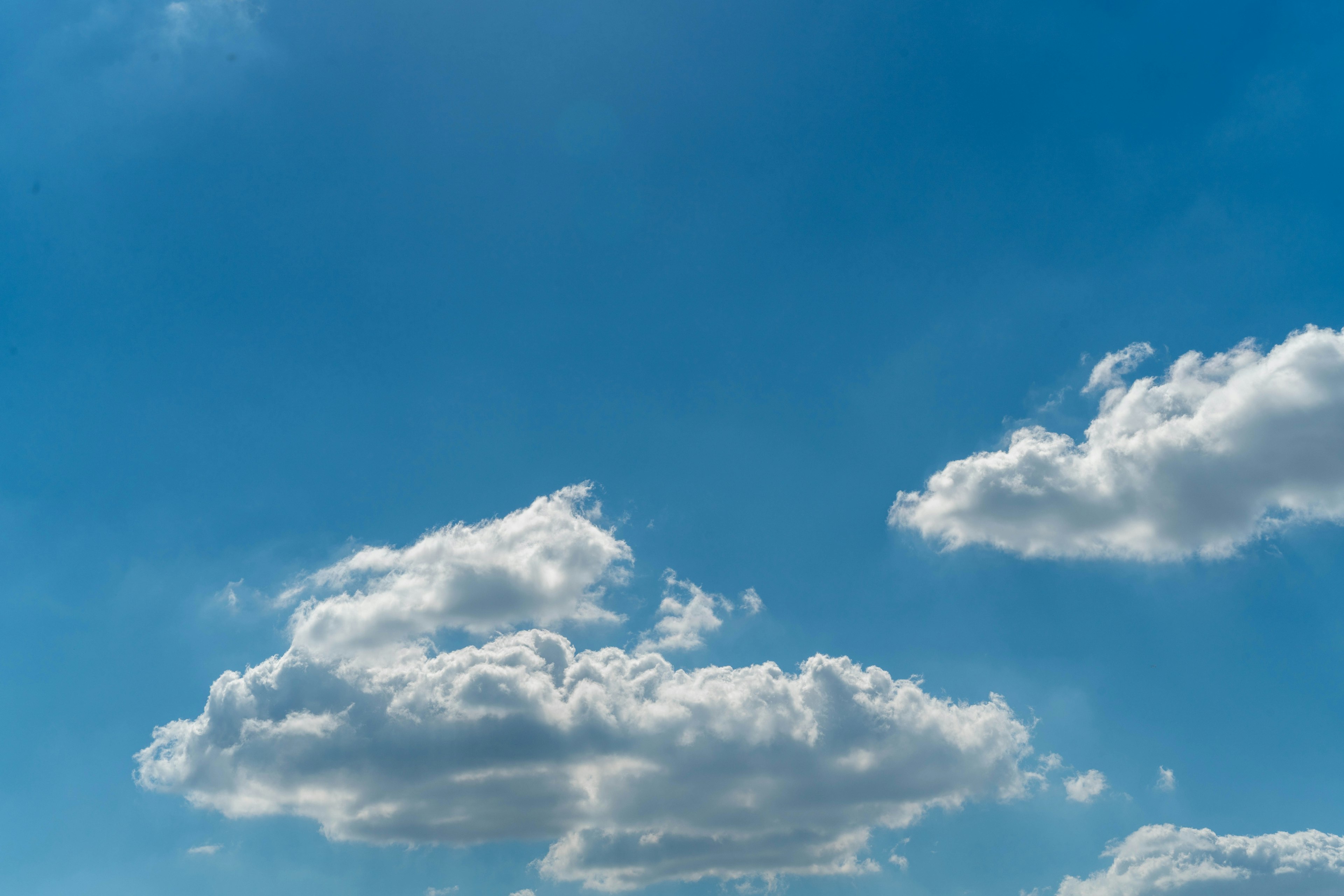 Nuages blancs flottant dans un ciel bleu