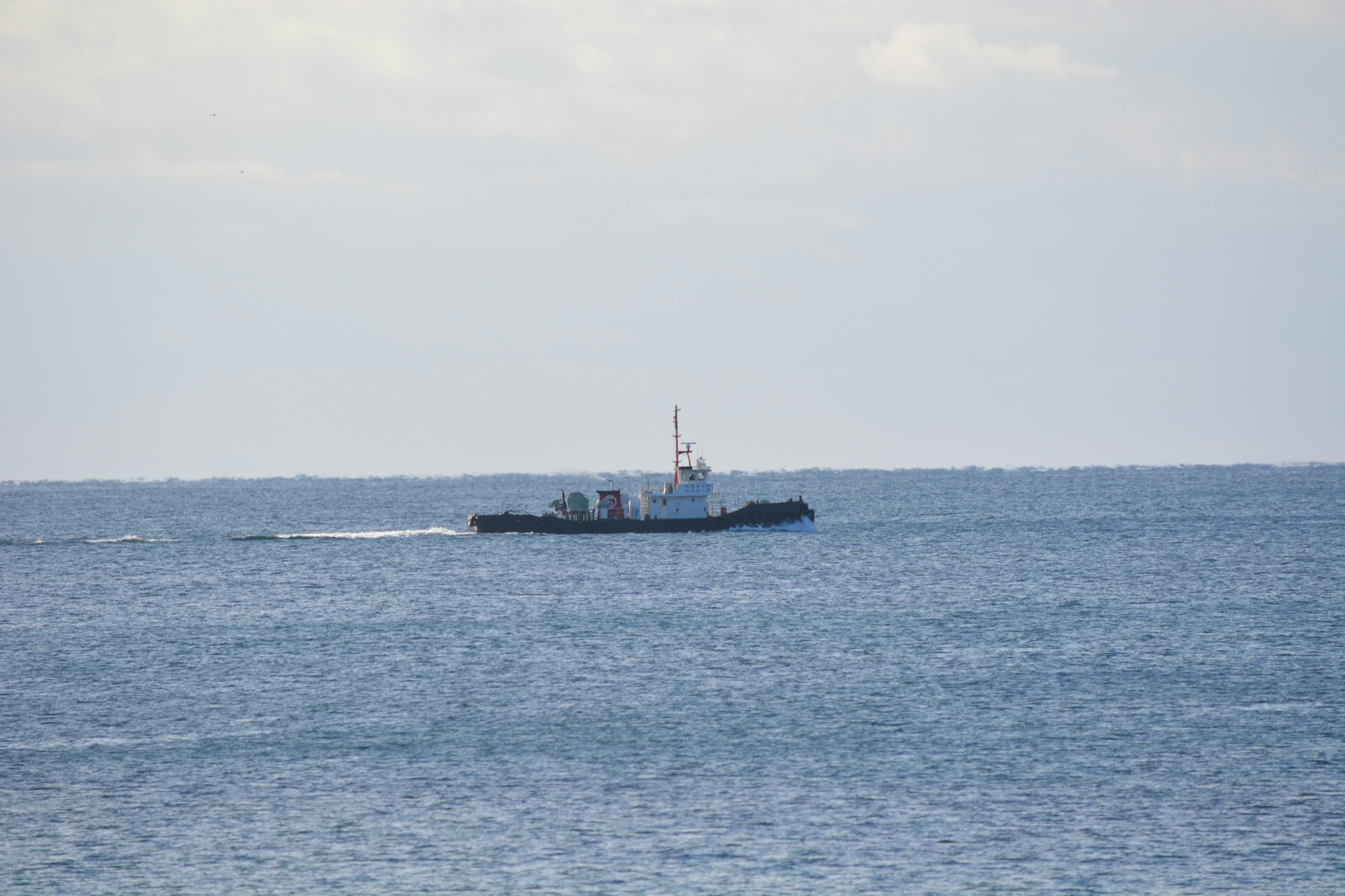 Imagen de un remolcador navegando en el mar