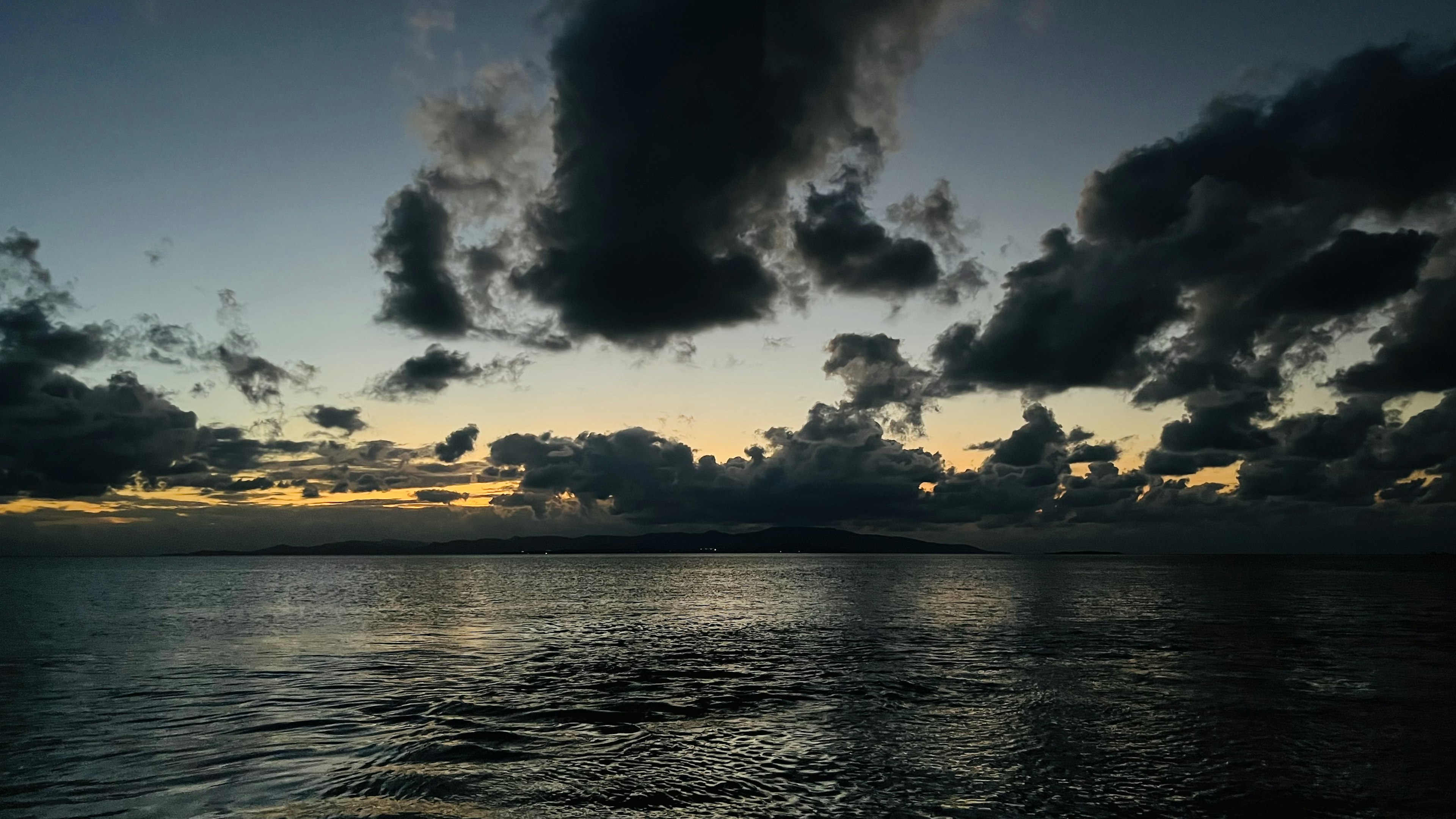 海と雲の美しい夕暮れの風景