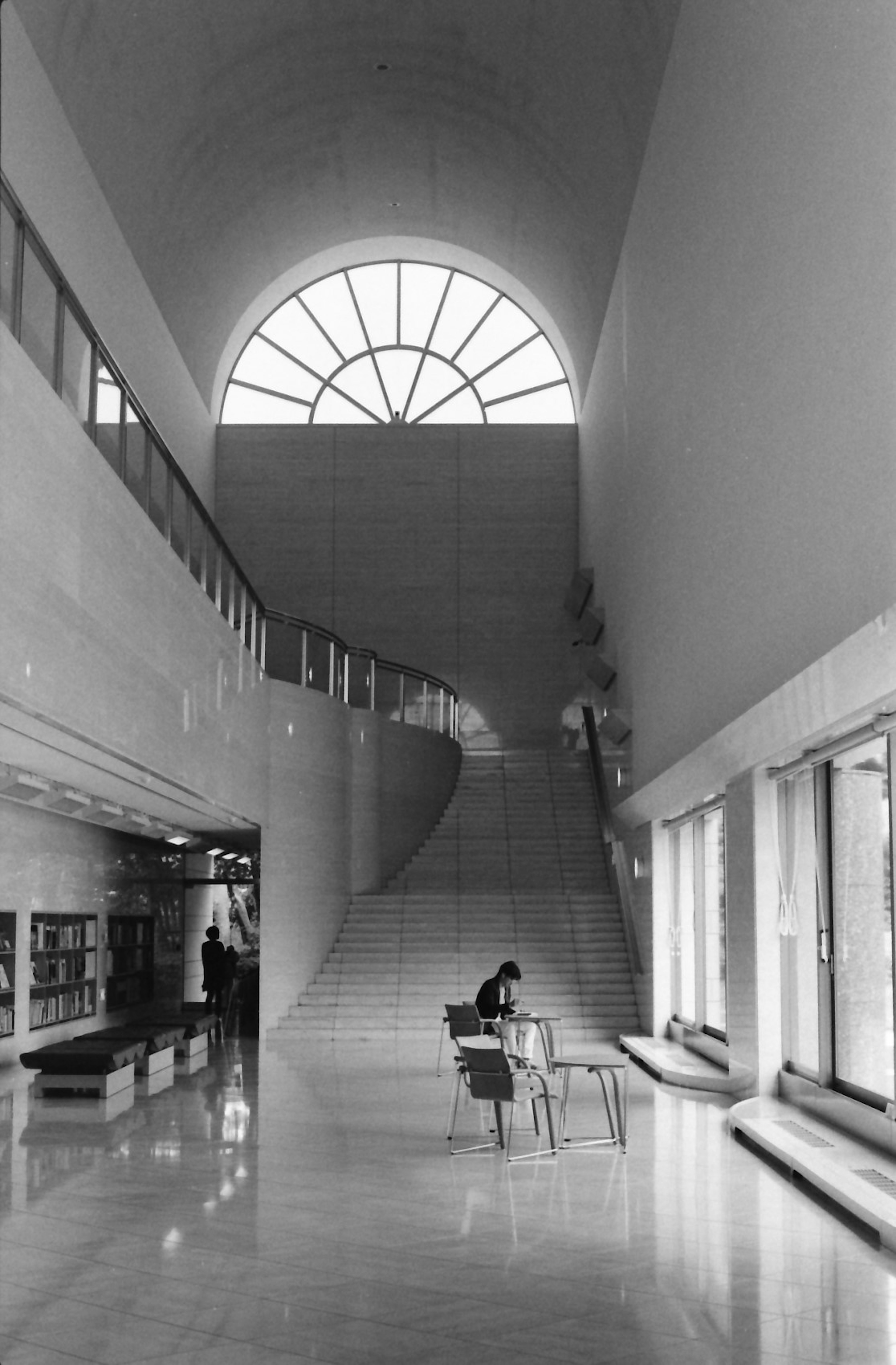 Interior moderno espacioso con grandes ventanas y una escalera