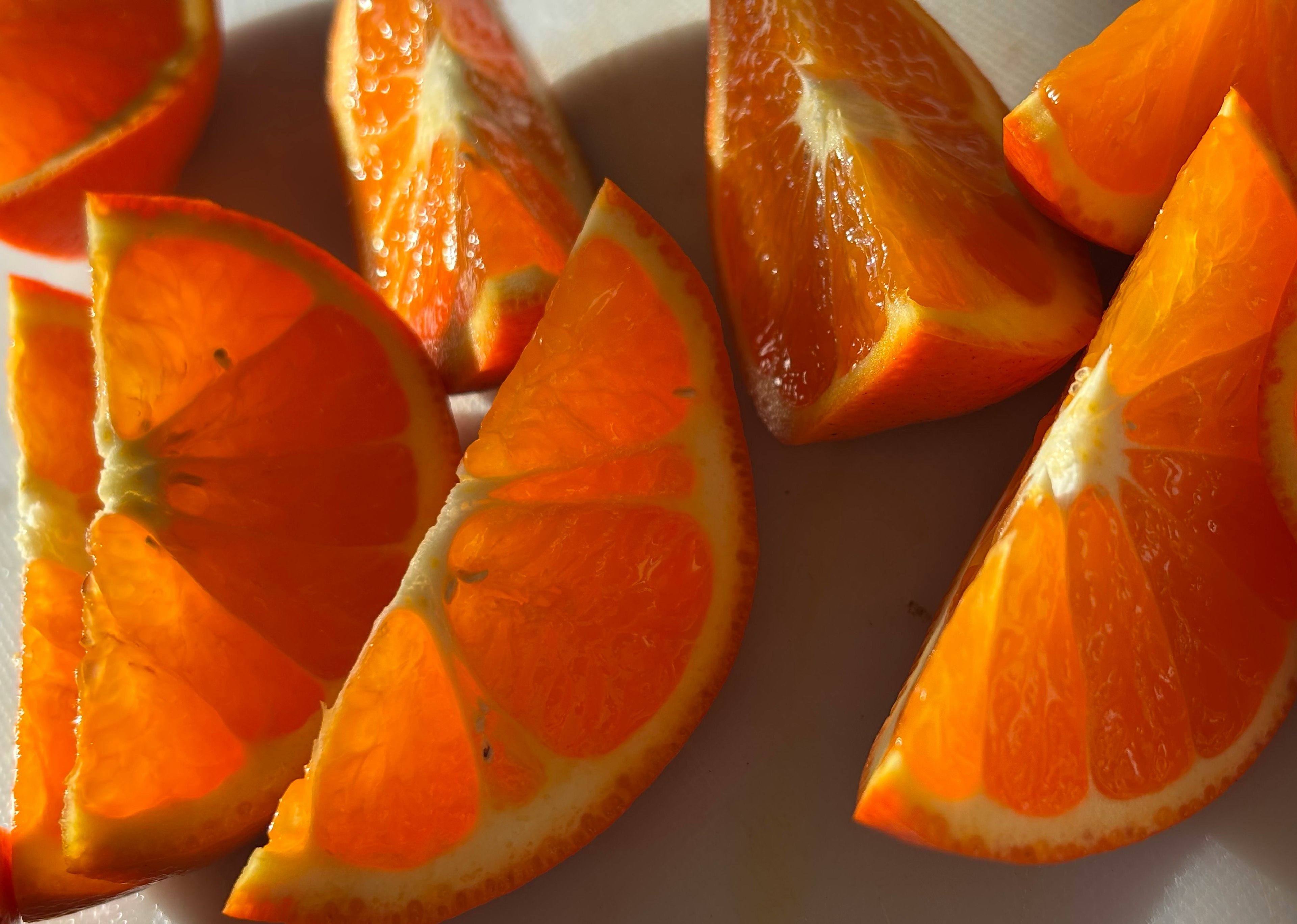 Lebendige Orangenscheiben auf einem Teller angeordnet