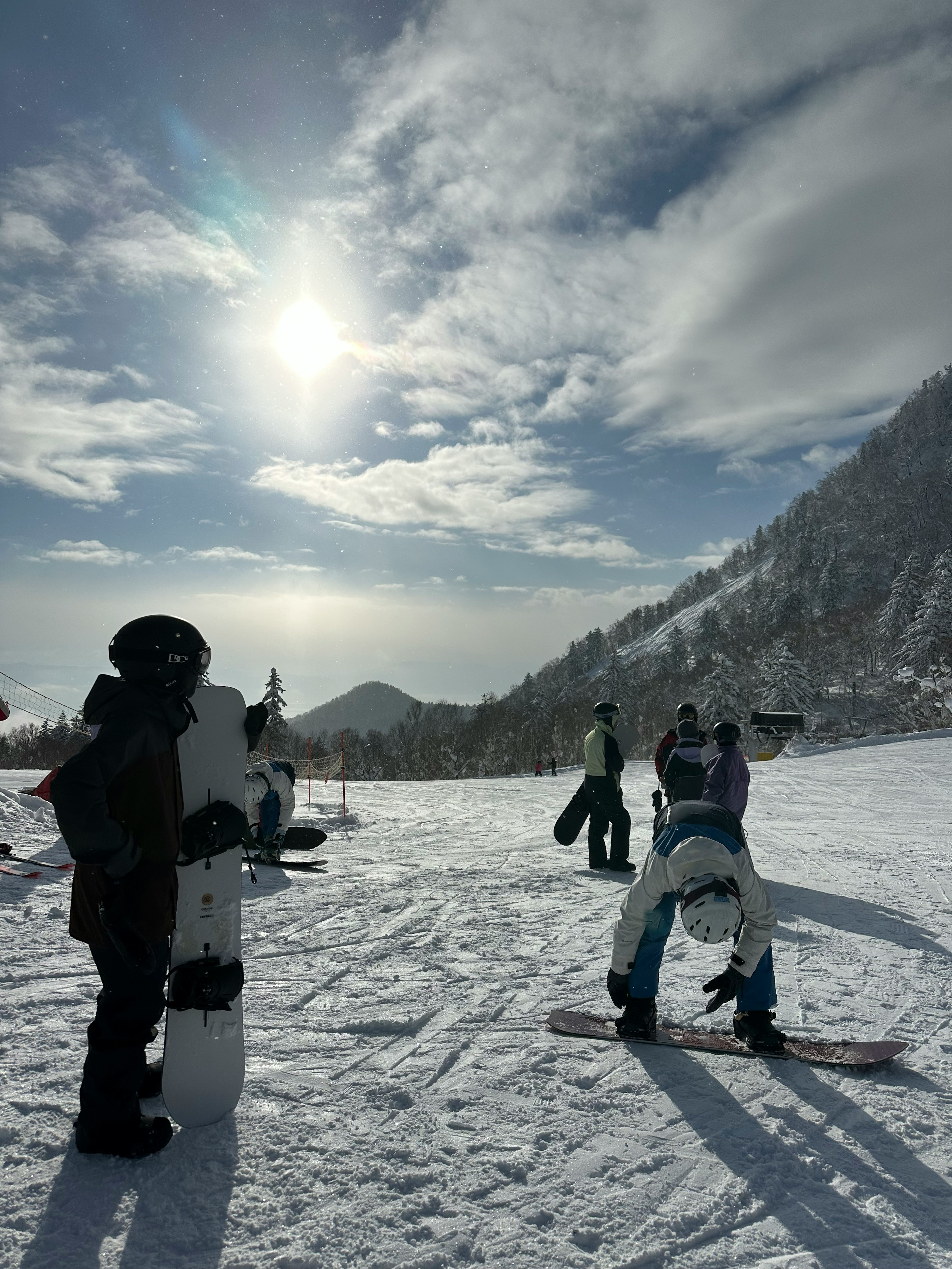 Persone che si divertono a fare snowboard su una montagna innevata