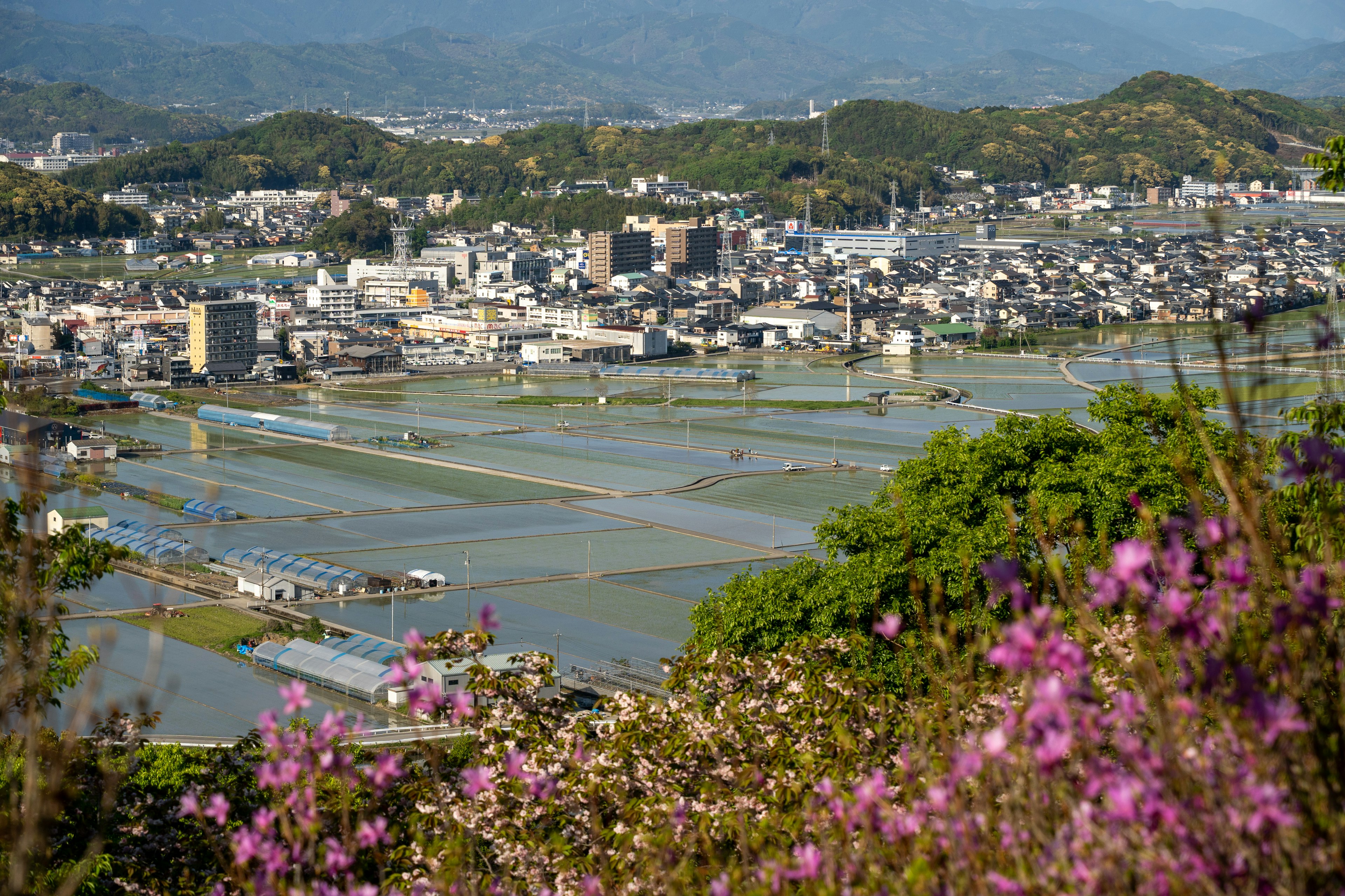 美しい田園風景と小さな町が広がる風景