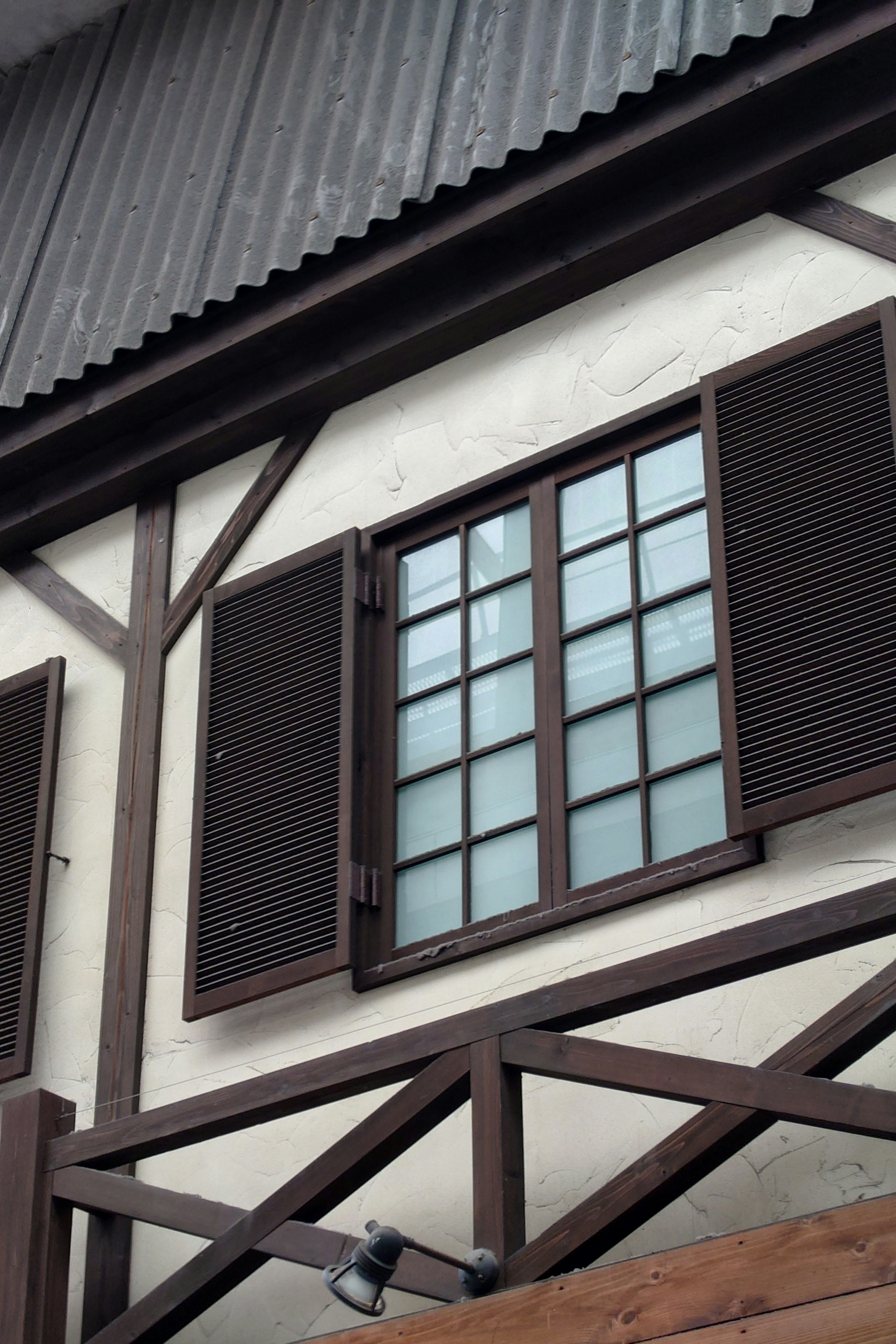 Ein Abschnitt eines Gebäudes mit einem Holzrahmen-Gitterfenster