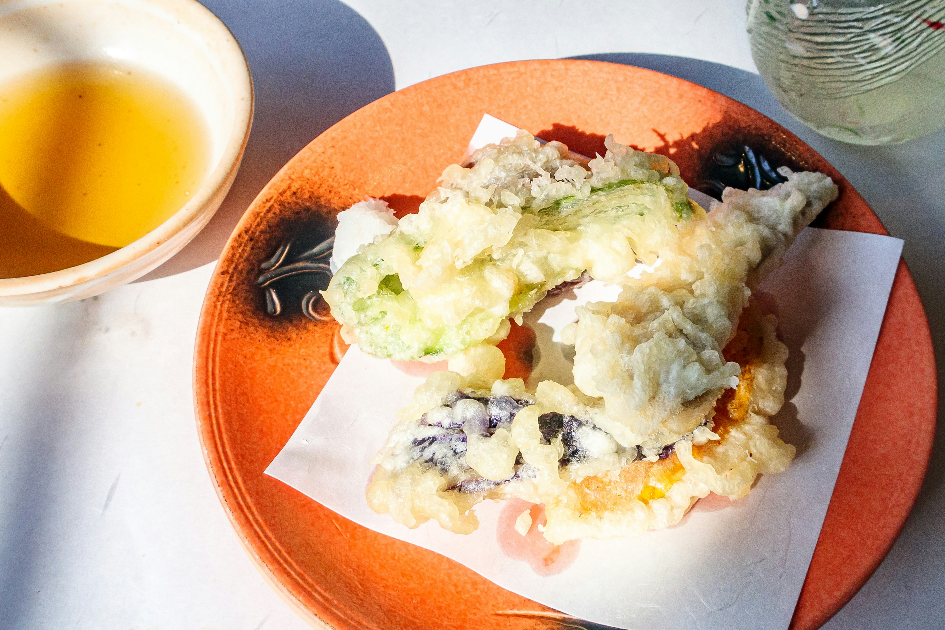 Tempura colorée avec divers légumes et fruits de mer sur une assiette