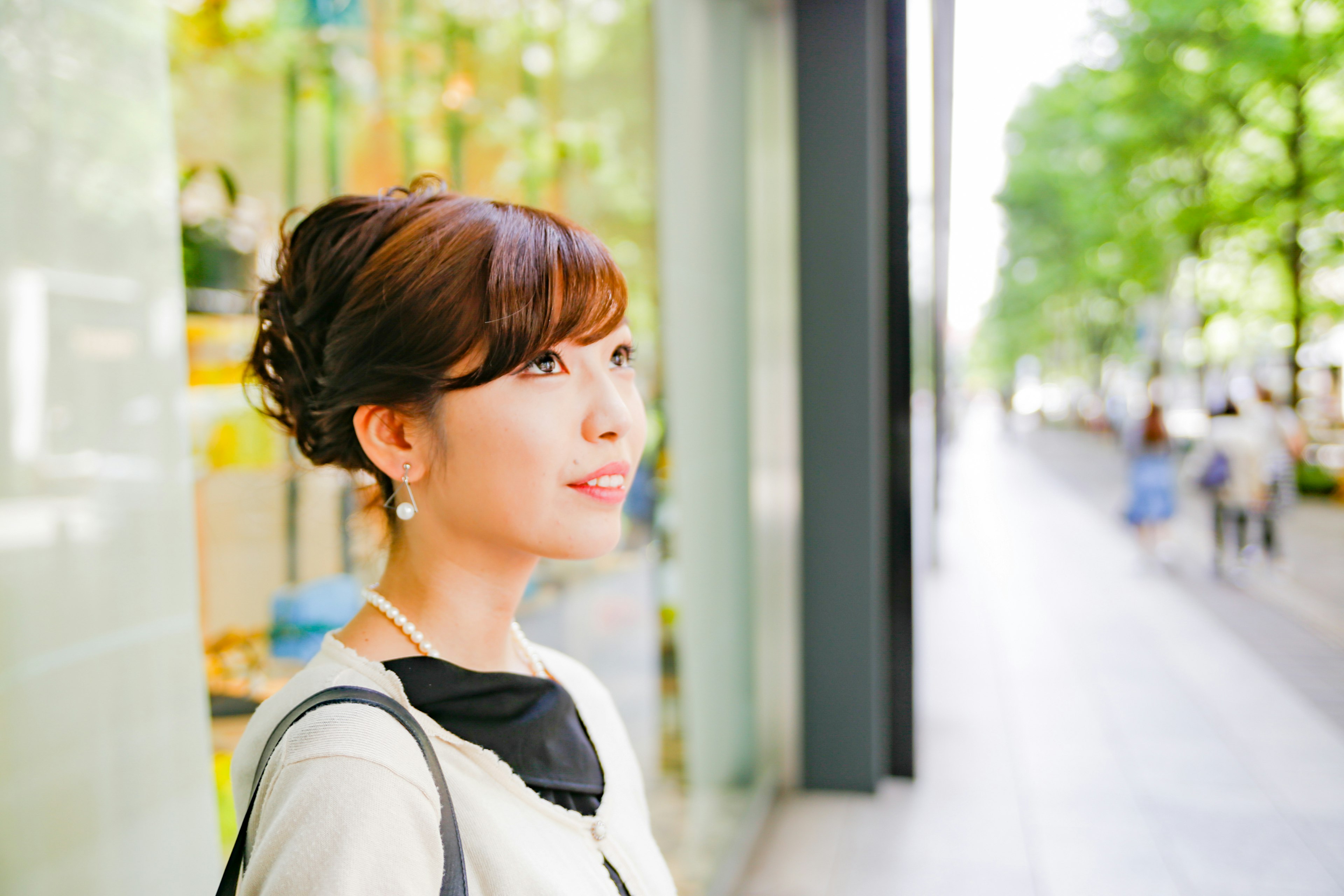 Une belle femme souriante dans une rue de la ville