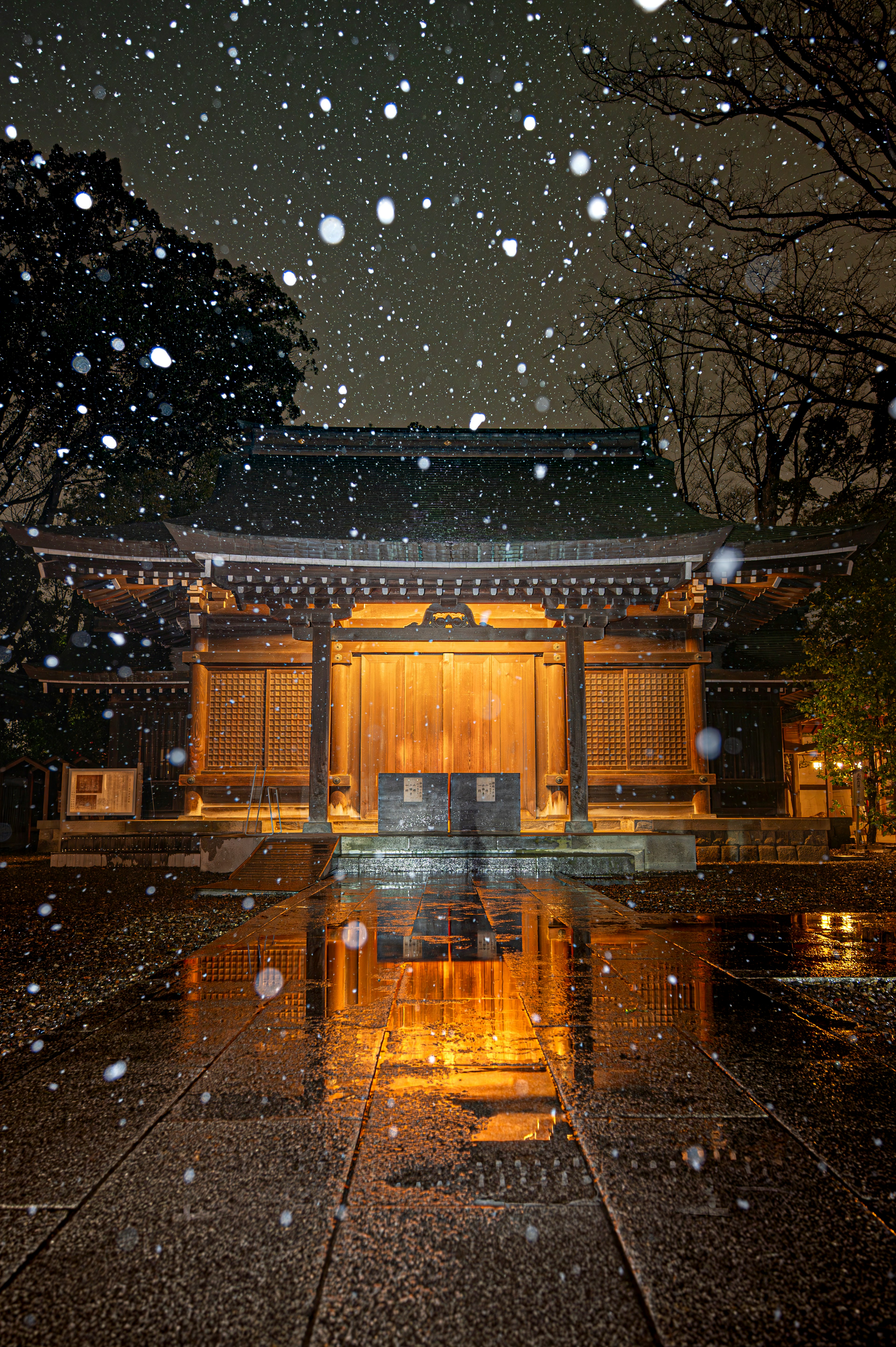 Vista bellissima dell'ingresso di un tempio illuminato in una notte di neve