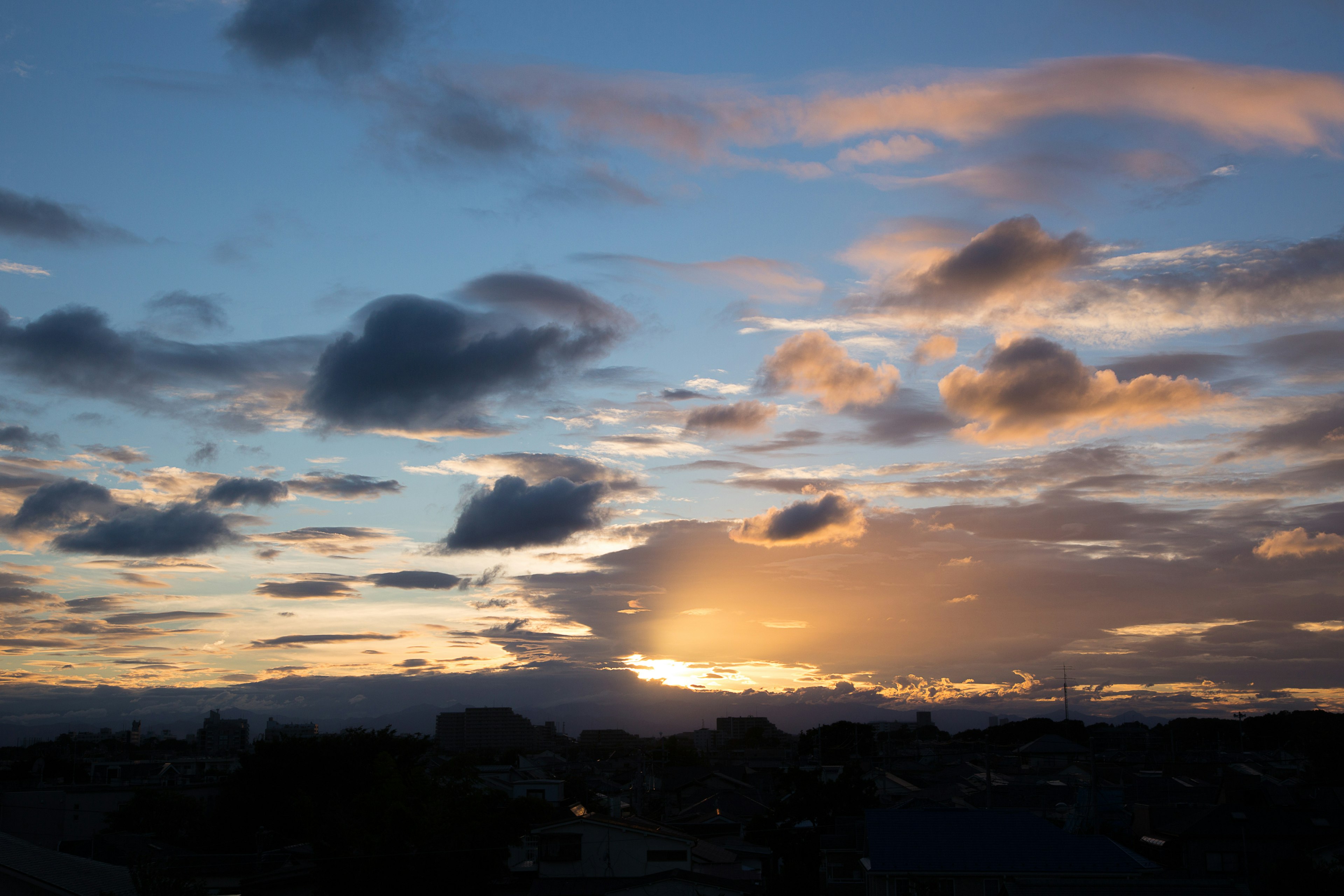 Un hermoso paisaje de atardecer con nubes coloridas en el cielo