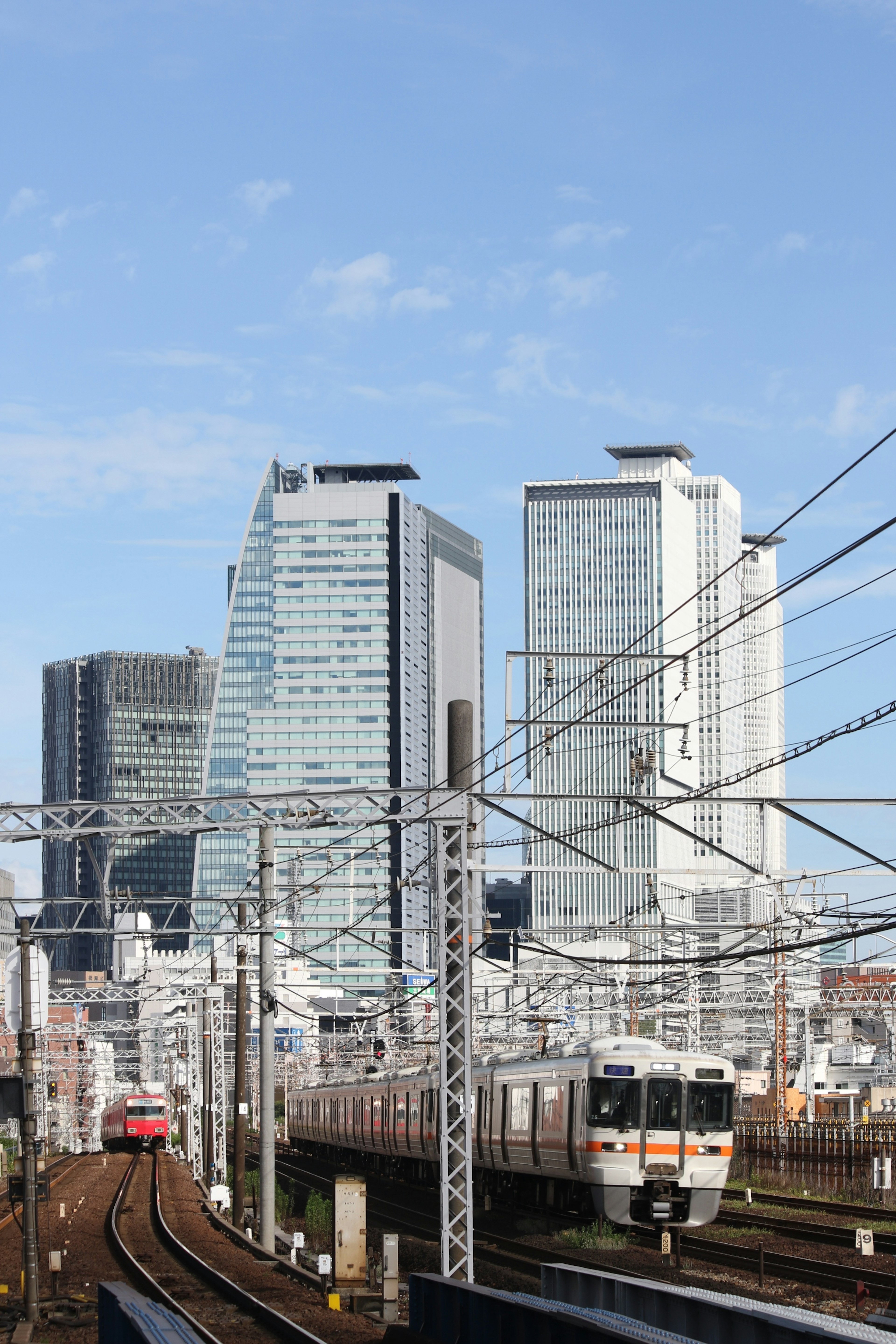 Paysage urbain avec des gratte-ciels et des voies ferrées