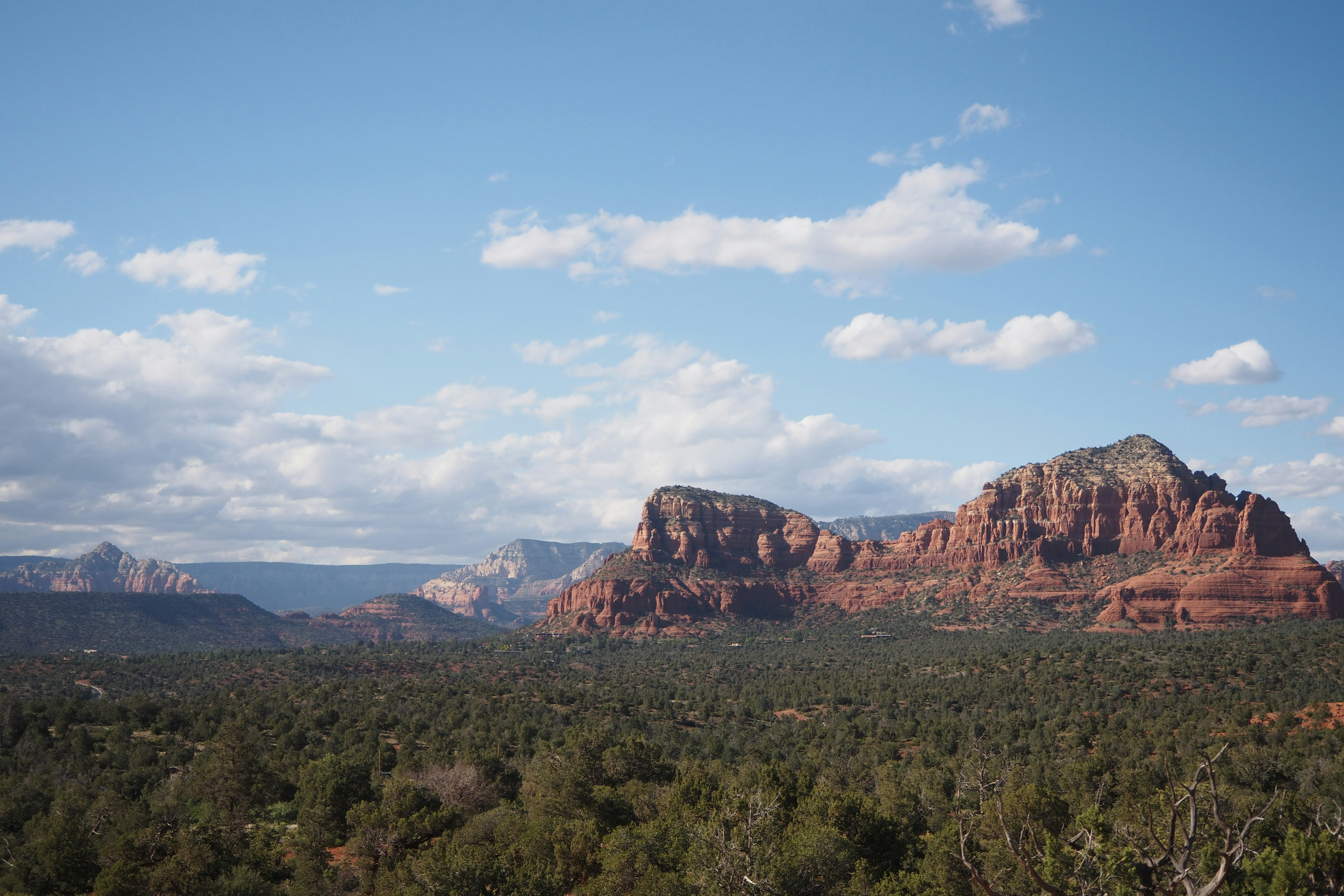 Những hình dạng đá đỏ Sedona dưới bầu trời xanh