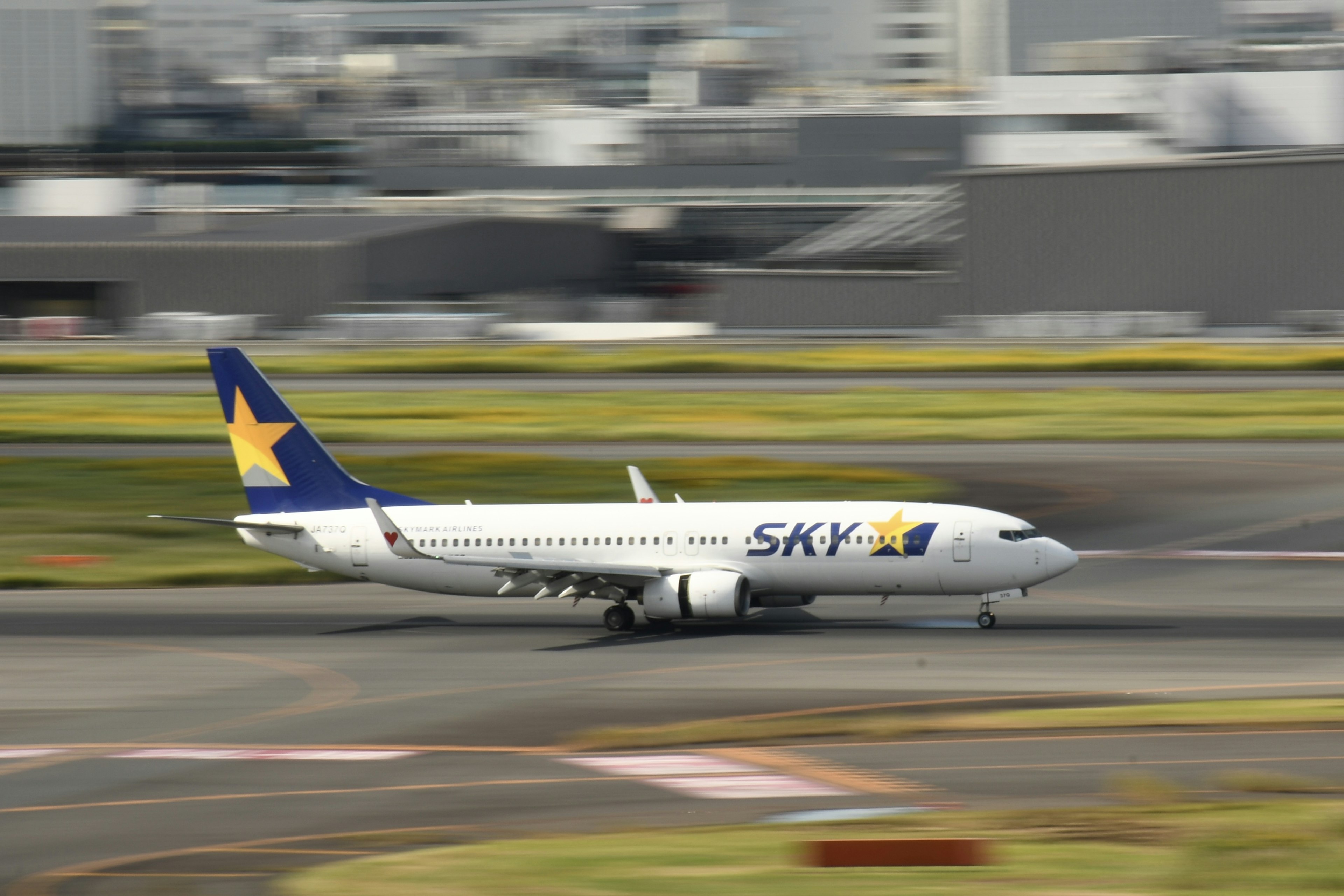 Boeing 737 de SKY Airlines rodando por la pista