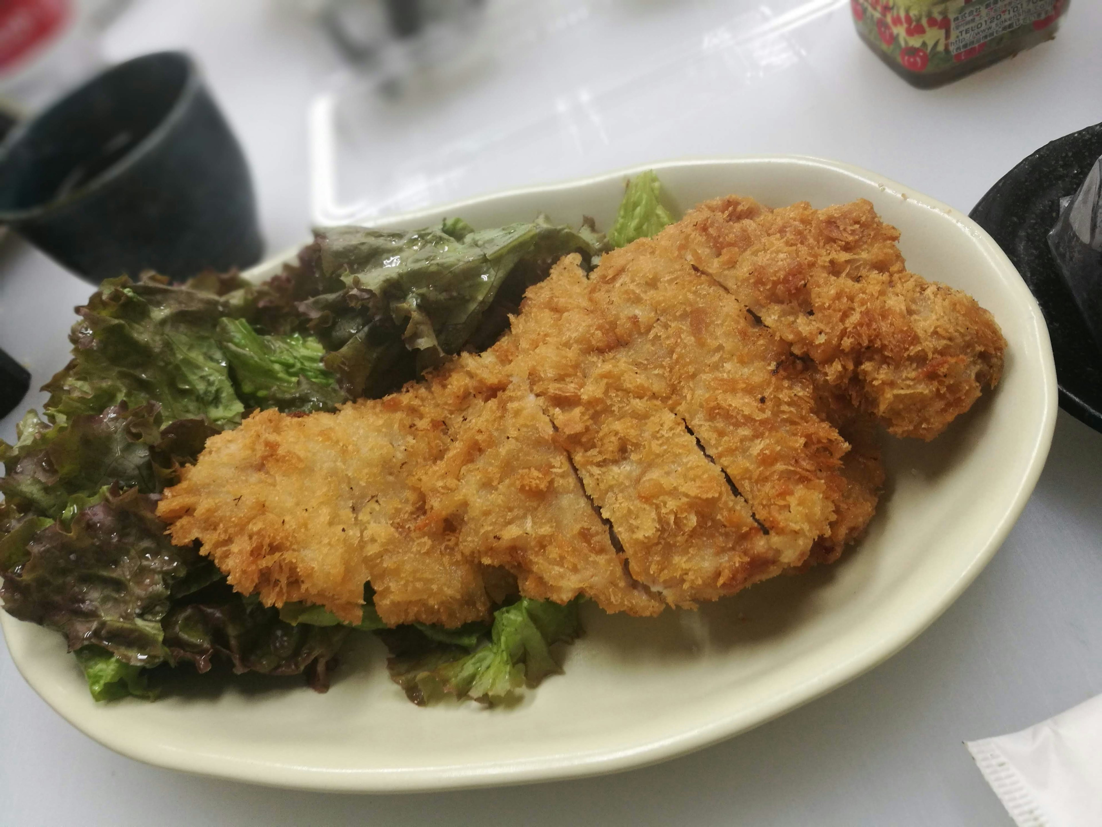 Poulet frit croustillant servi avec de la laitue fraîche