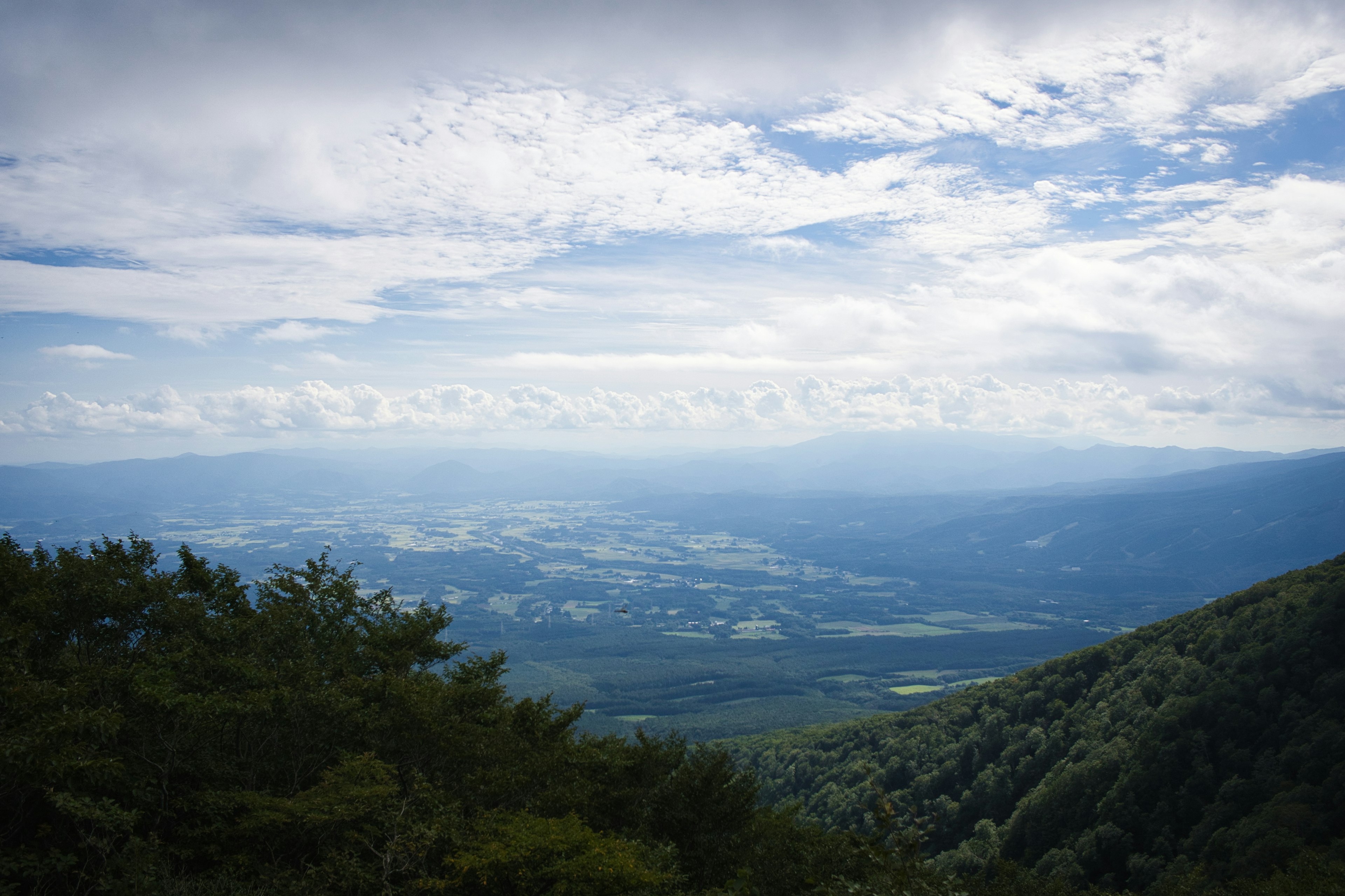 从山上望去的风景，有蓝天和绿色山谷