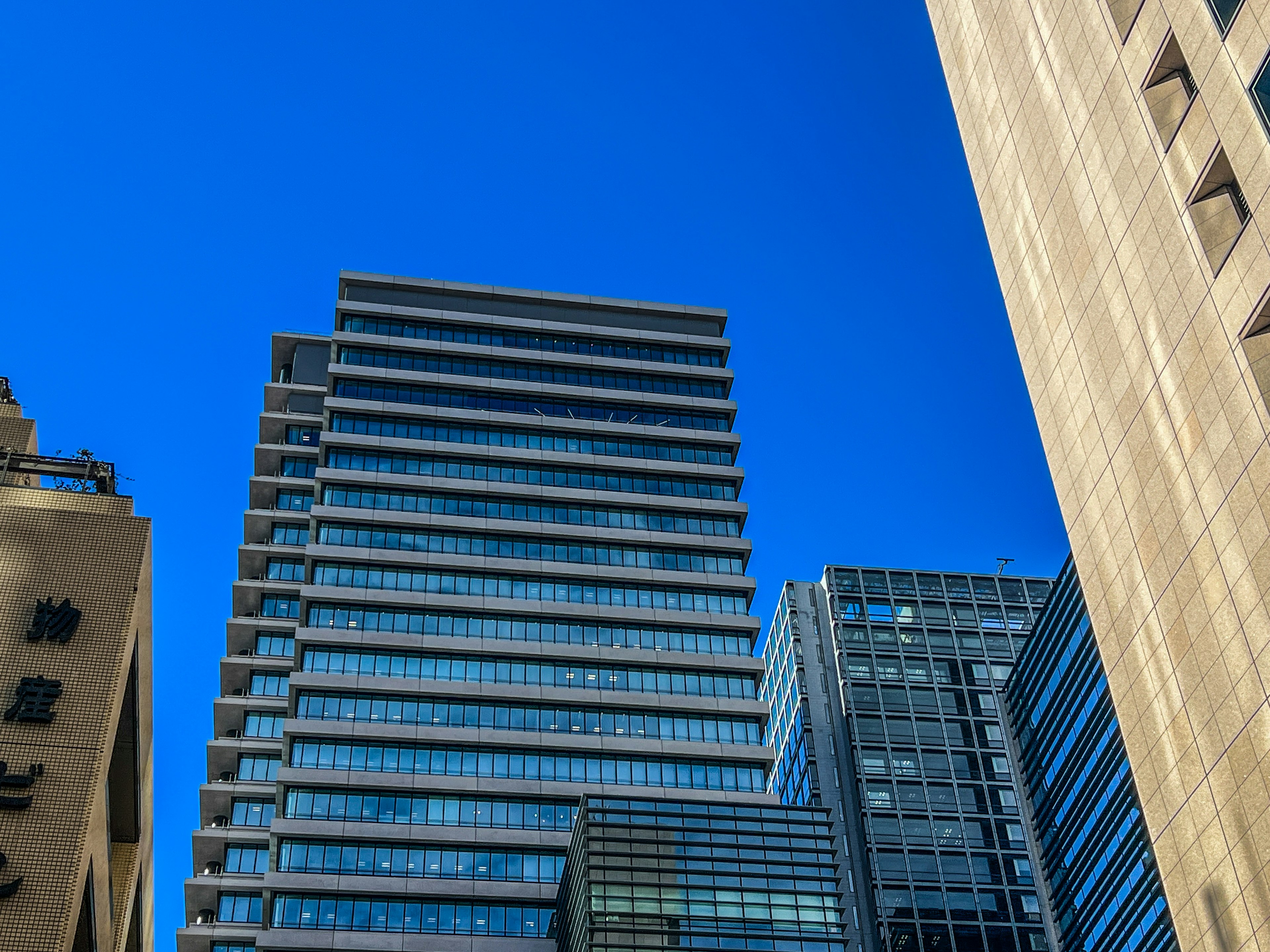 Foto von modernen Gebäuden unter einem klaren blauen Himmel