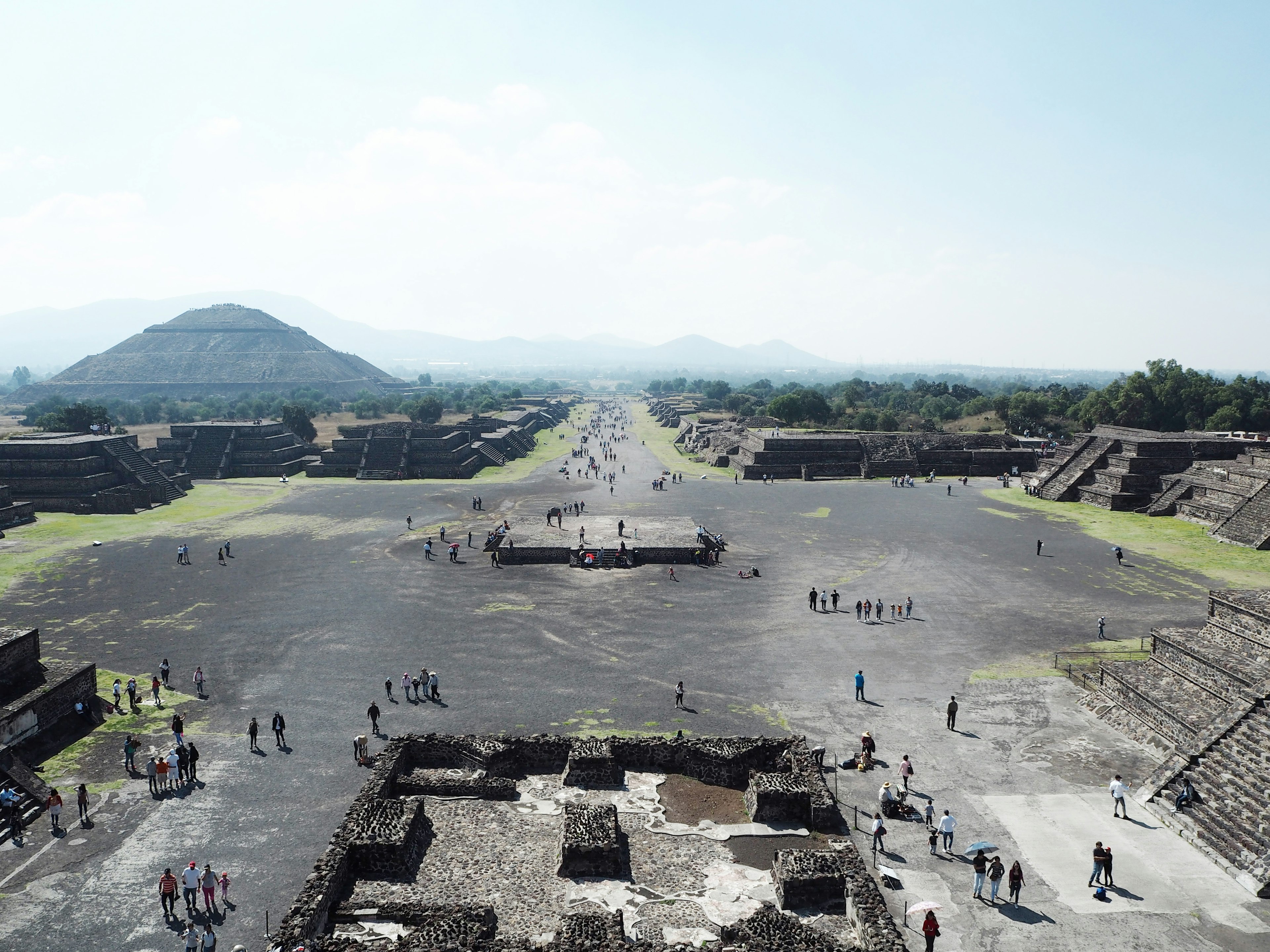 Vista aérea de Teotihuacan con la Pirámide de la Luna al fondo