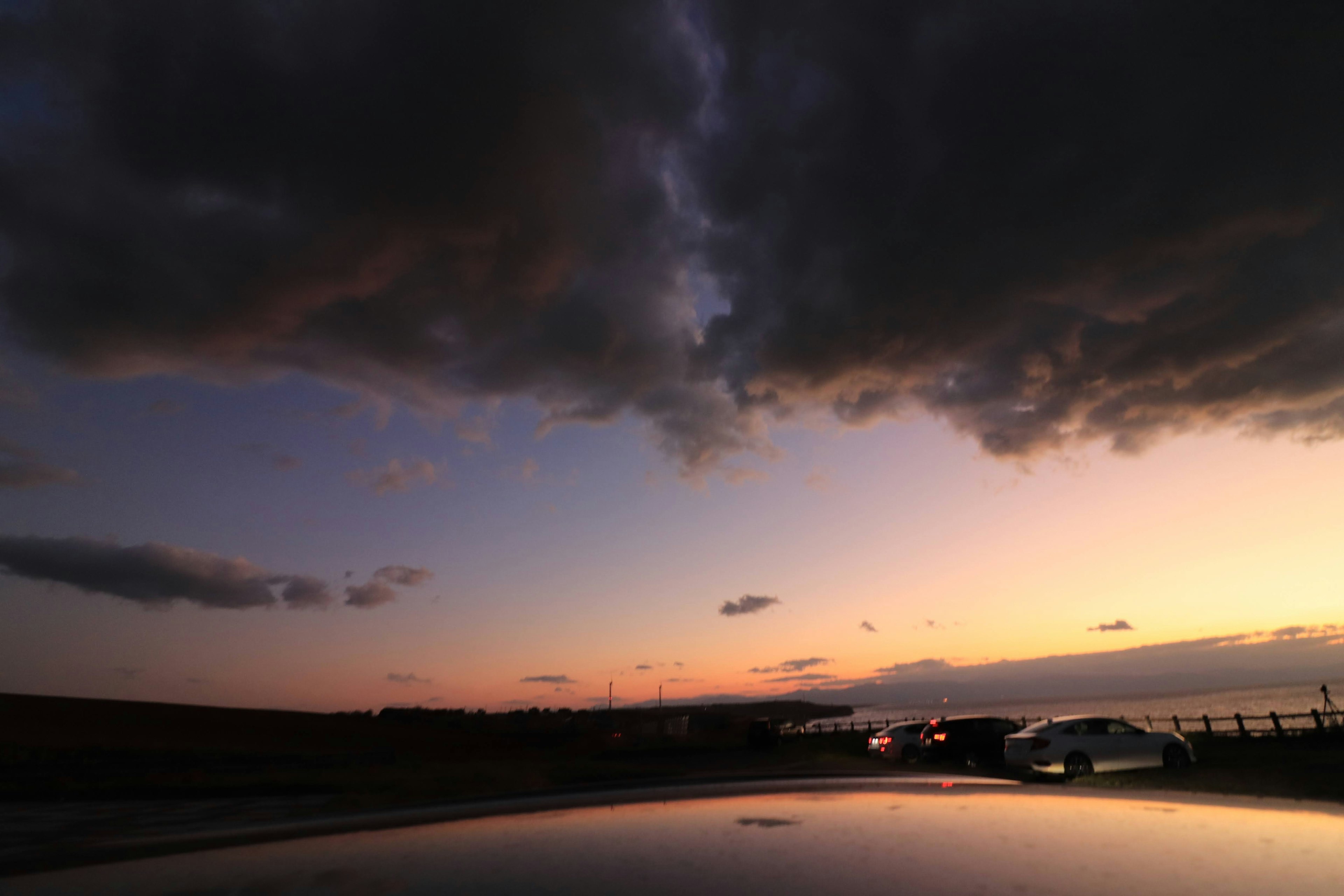 美しい夕焼けの空と暗い雲のコントラストが印象的な風景