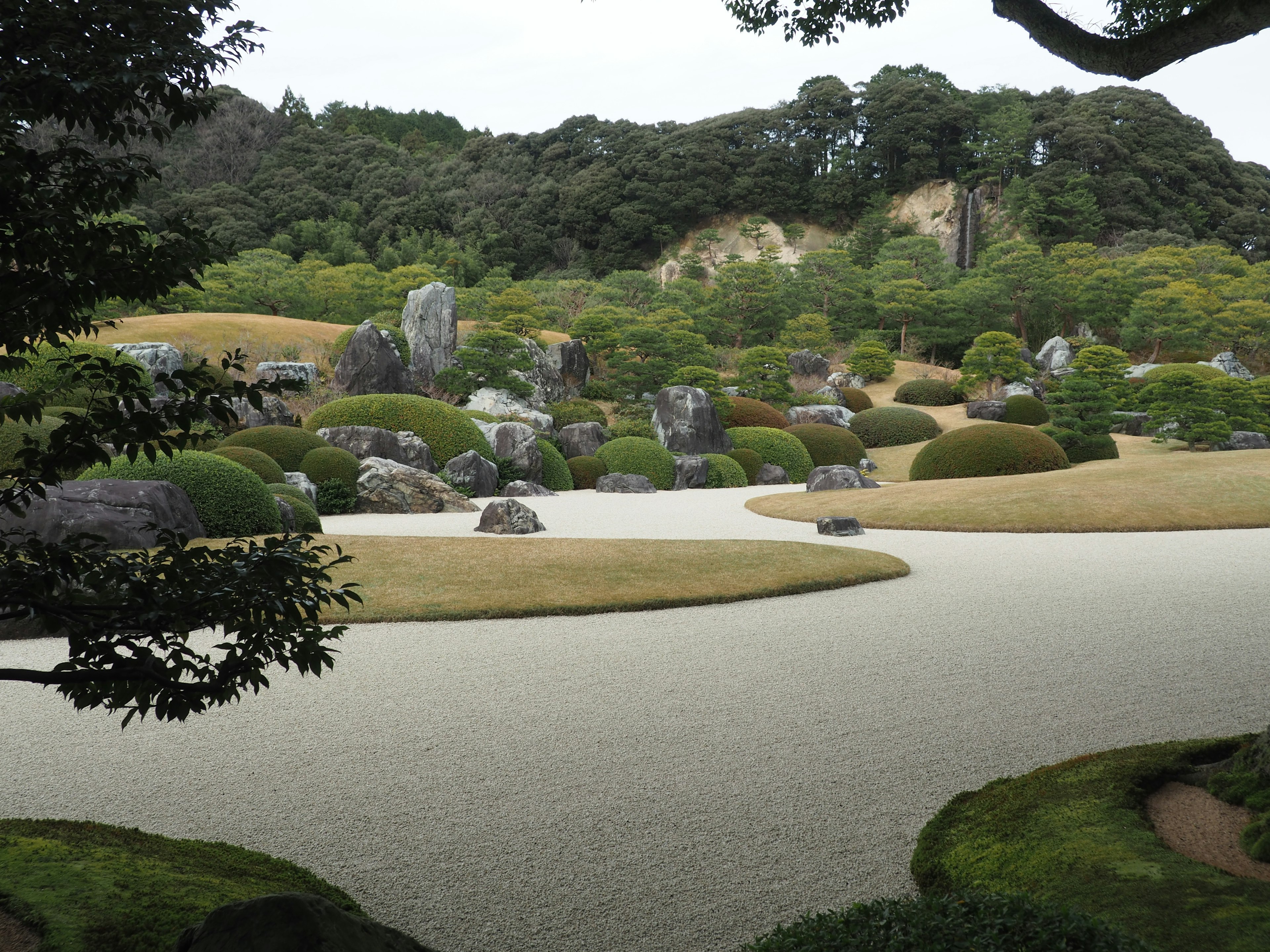 Ruhige japanische Gartenlandschaft mit harmonischen Steinen und Grün