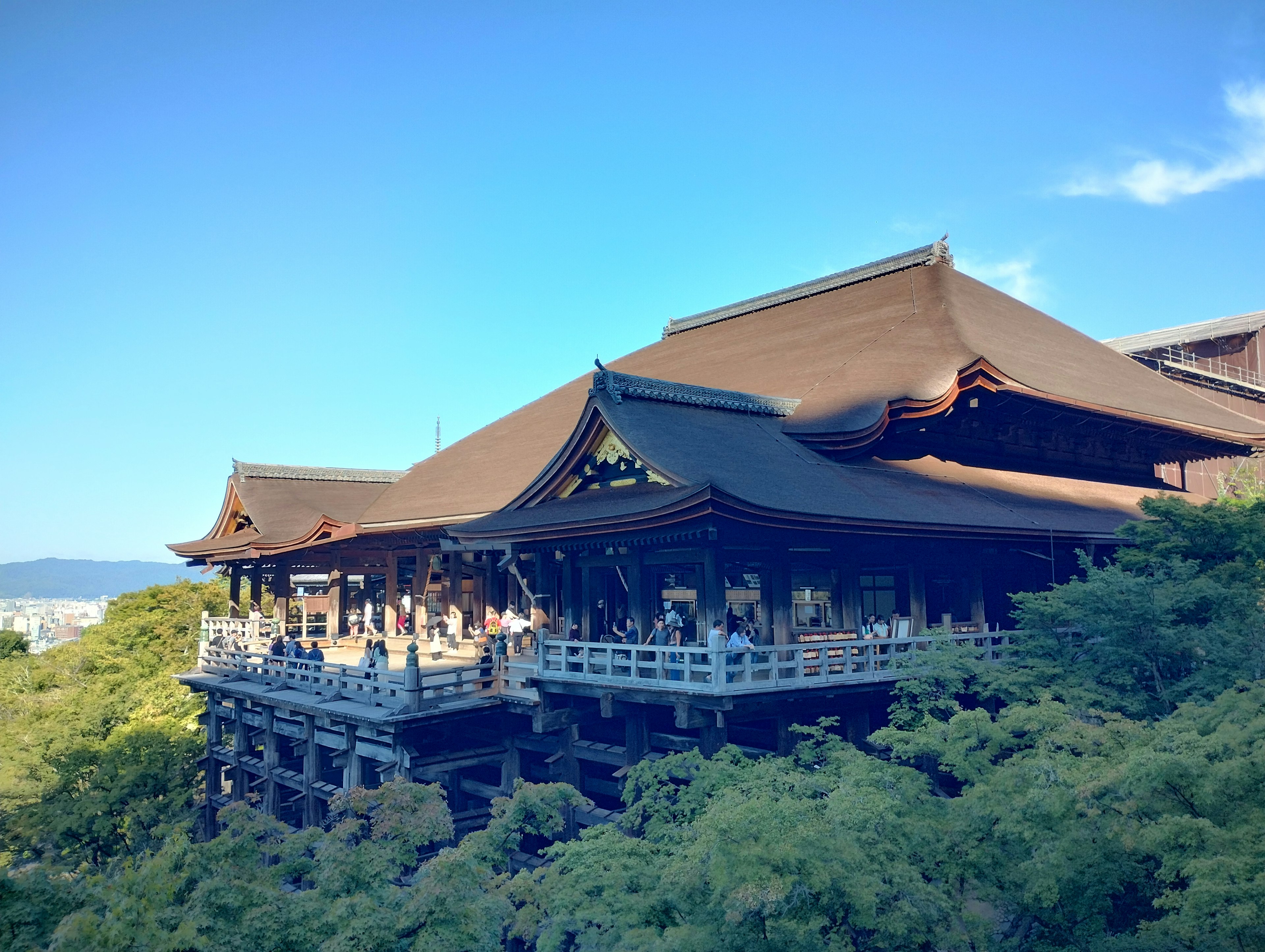 Temple Kiyomizu-dera avec une belle architecture sous un ciel bleu