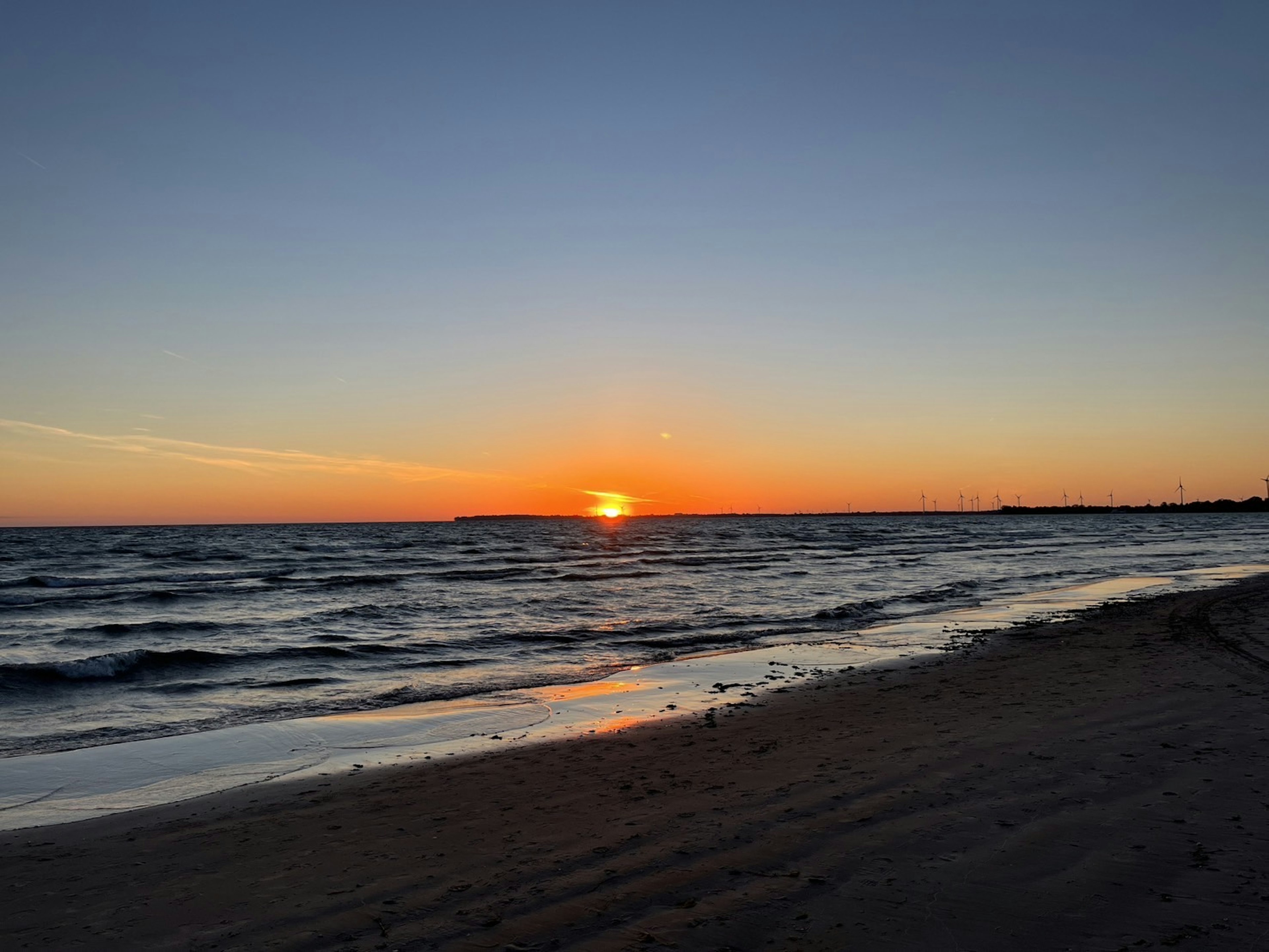 Bellissimo paesaggio del sole che tramonta sull'oceano