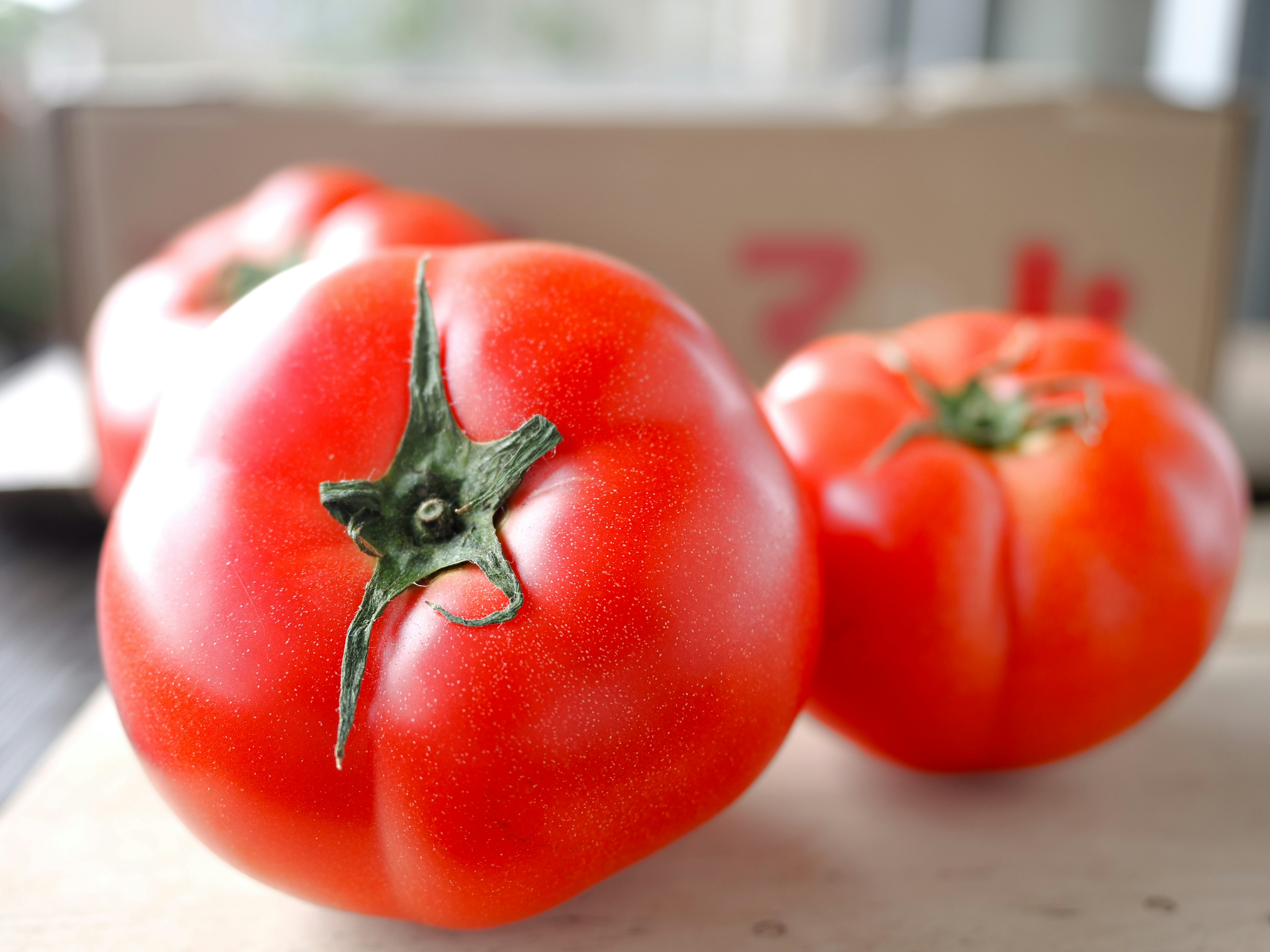 Lebendige rote Tomaten auf einem Tisch platziert