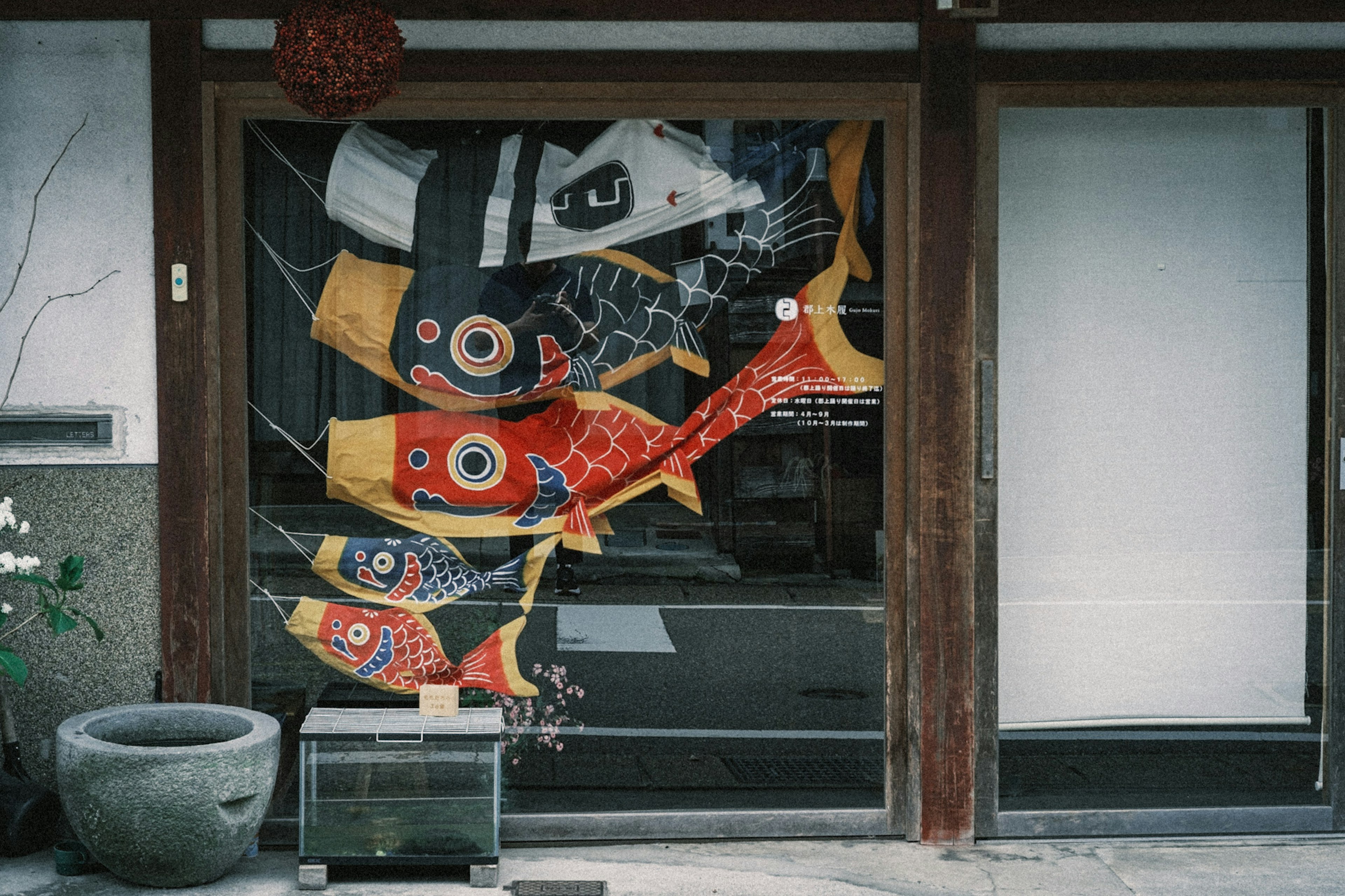 Décorations de poissons koi colorés exposées sur une vitrine