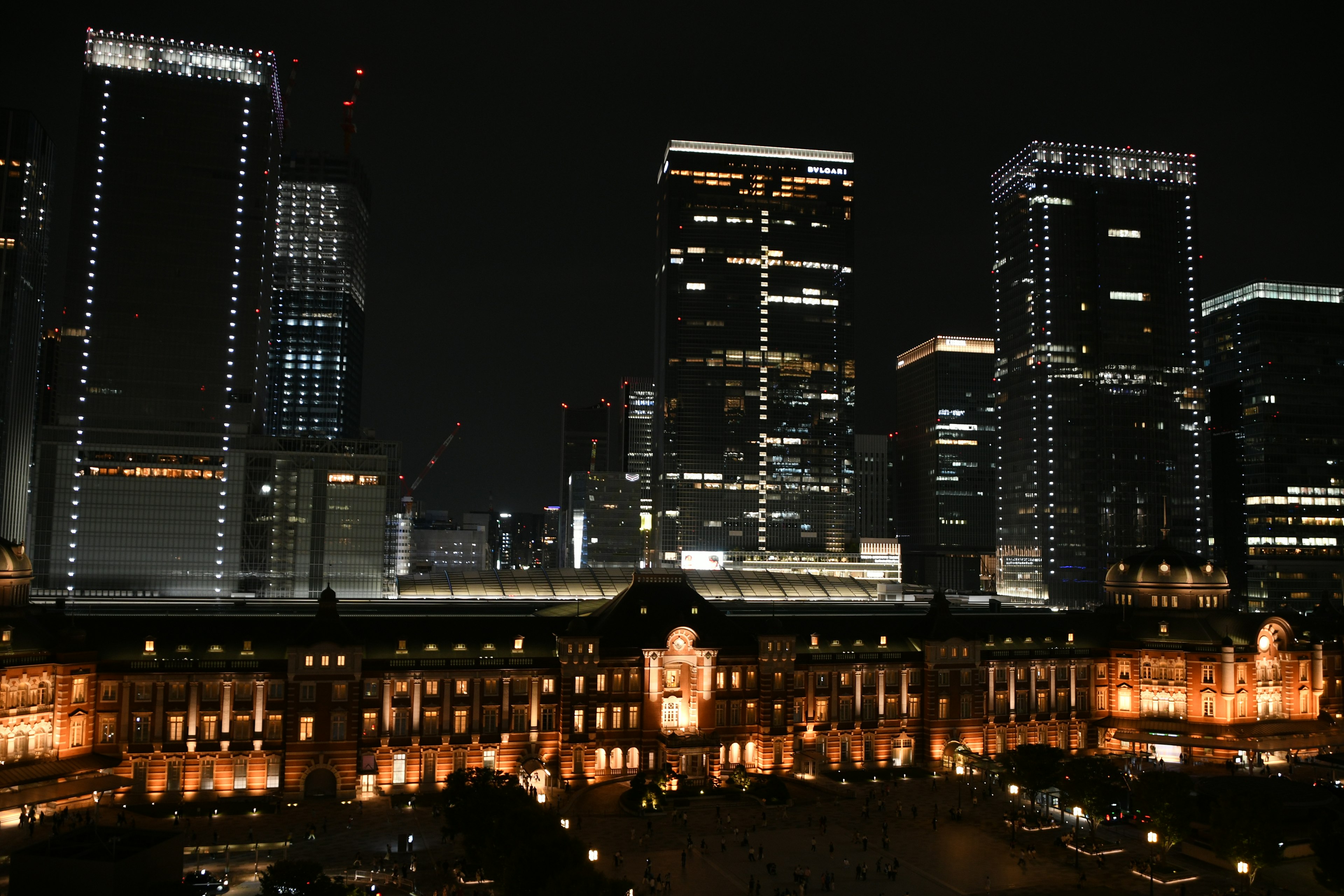 Bella vista della stazione di Tokyo e dei grattacieli di notte