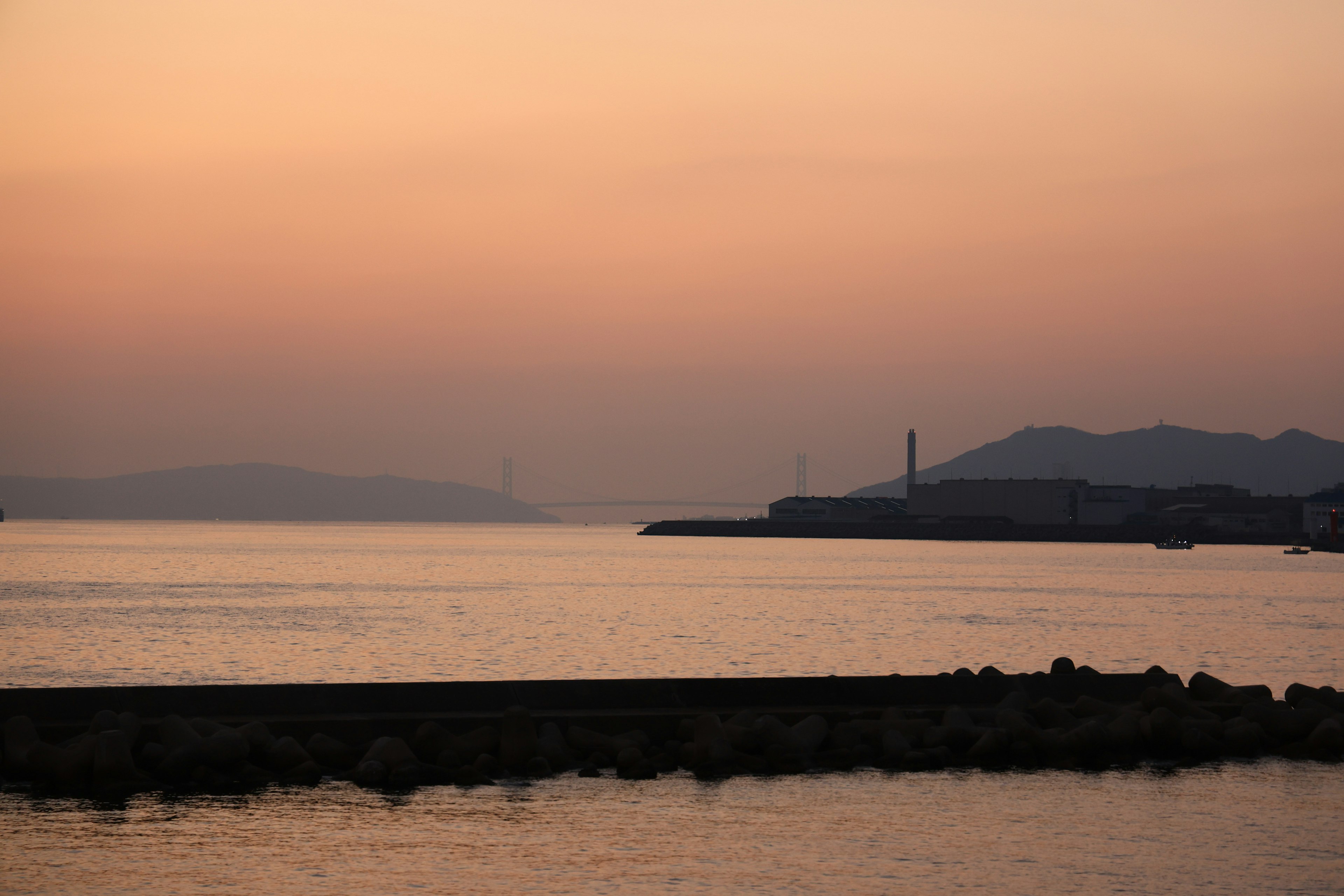 夕陽下寧靜水面的海岸線景觀